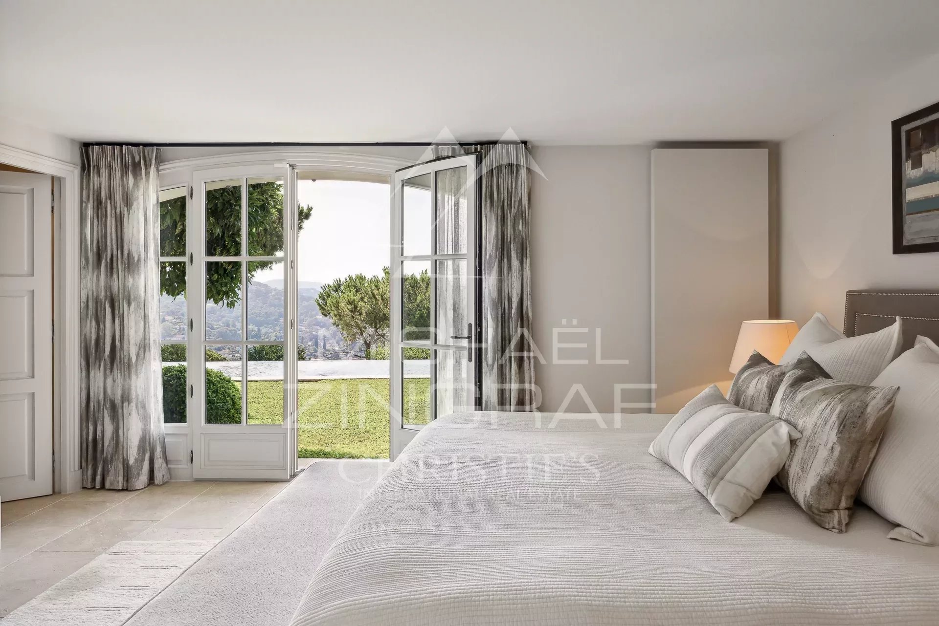 Mougins Village - Superb property with sea view