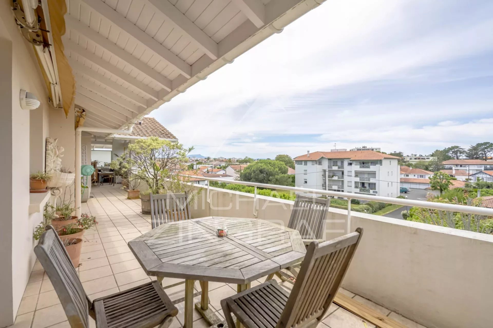 Bel appartement au dernier étage avec terrasse et 4 parkings