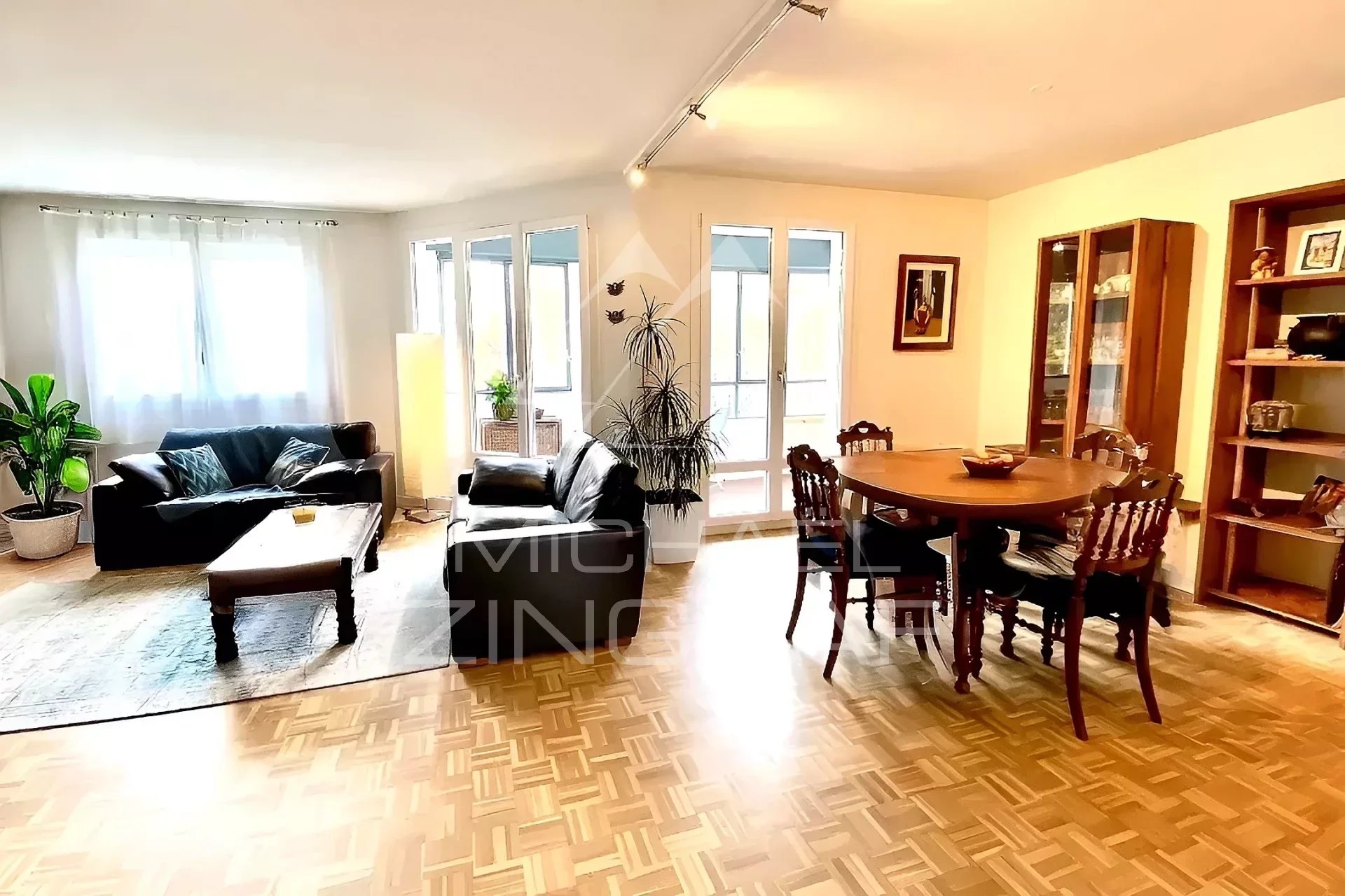 Elegantes renoviertes Apartment, sehr hell, ohne direkten Blickkontakt, mit Wintergarten