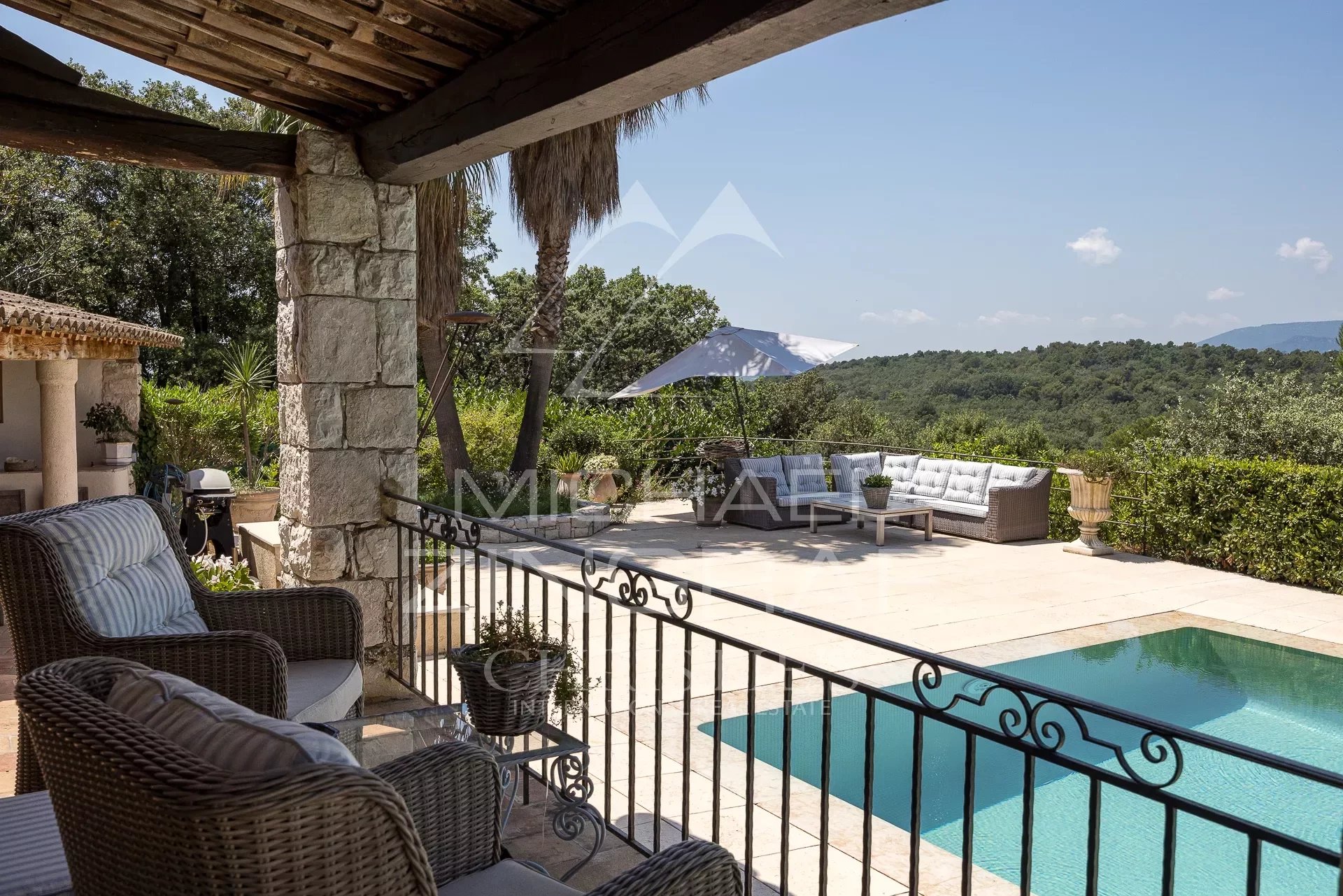 Close to Saint-Paul-de-Vence - Family property in private domain