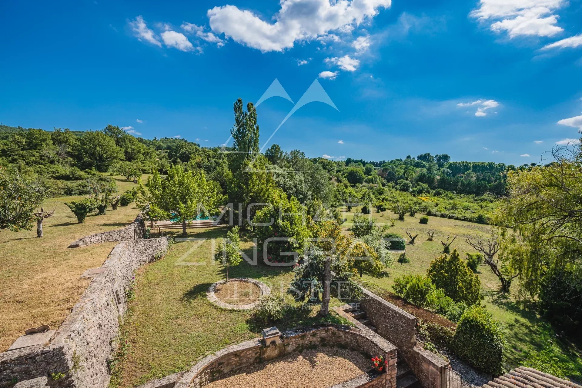 Charming 1920s house with superb views in the Luberon