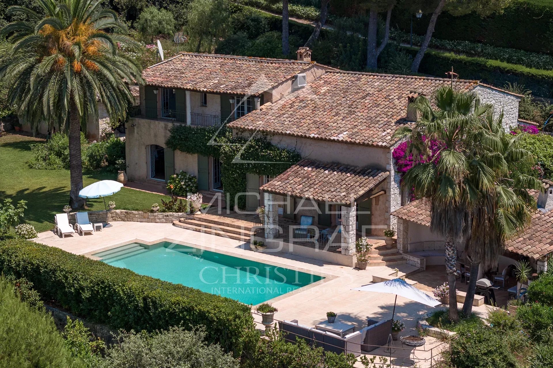 Close to Saint-Paul-de-Vence - Family property in private domain