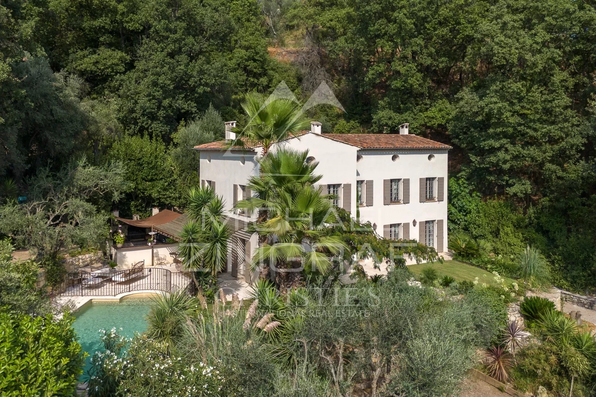 VCharming villa in a green setting with panoramic views