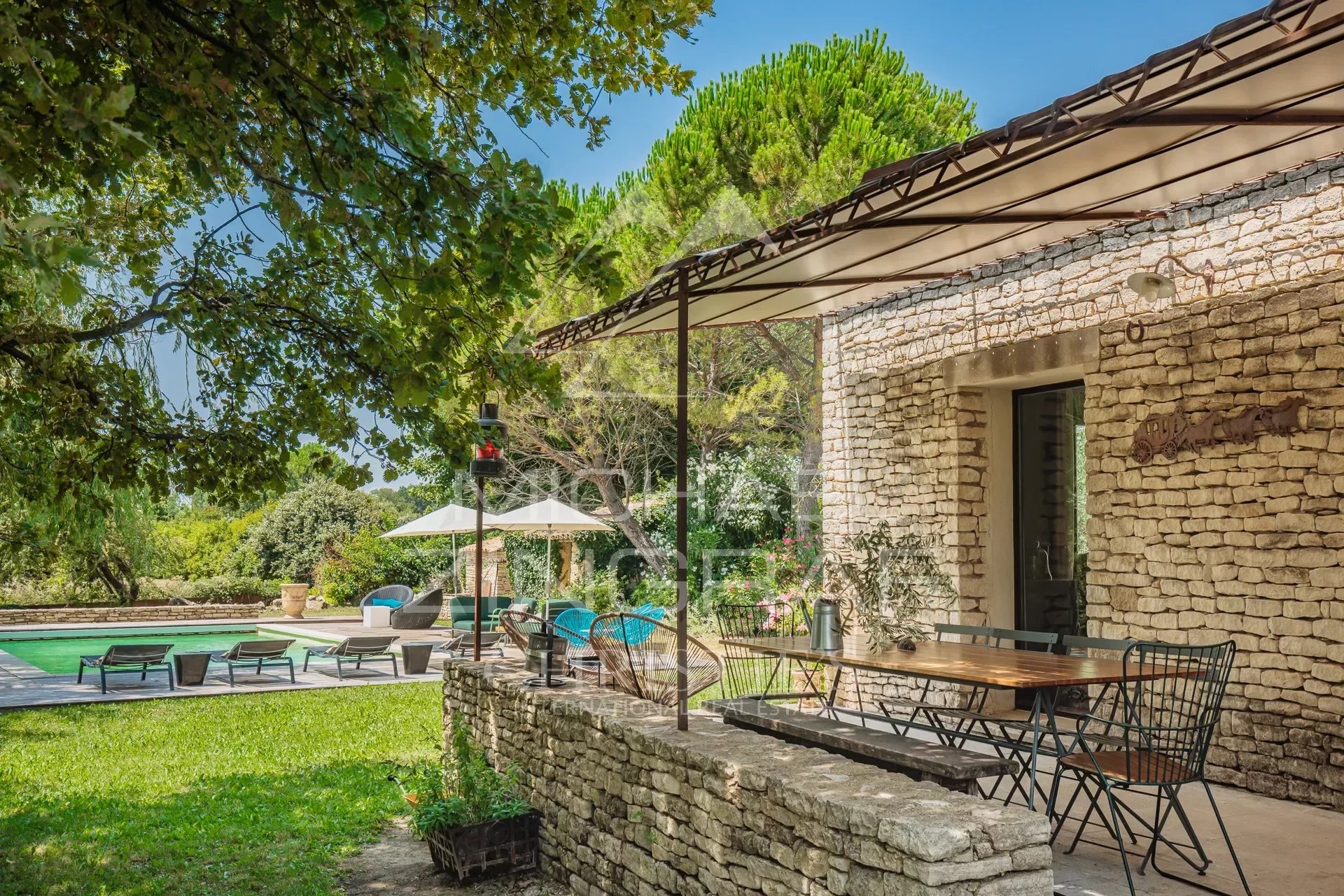 Gordes: Magnificent Stone Villa