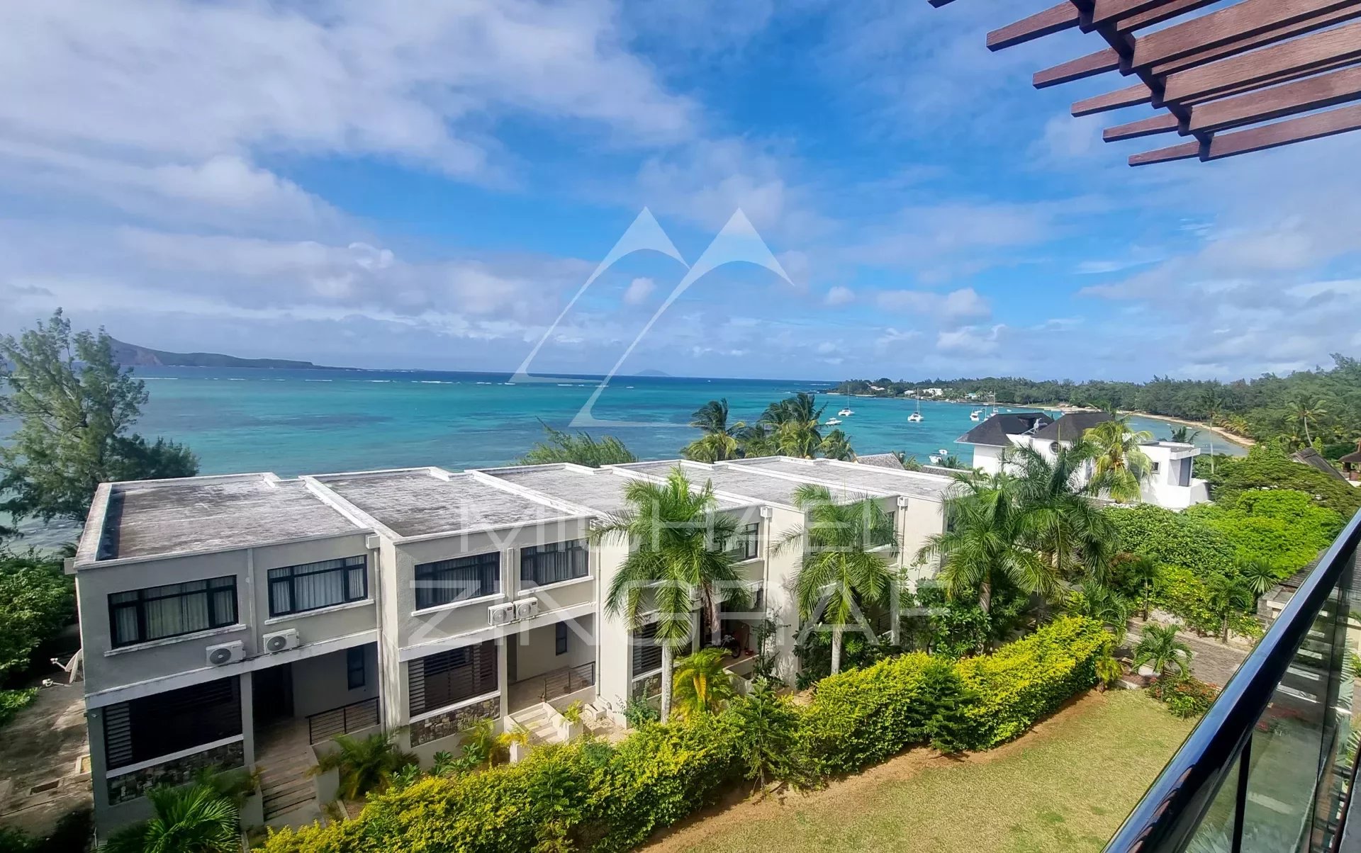 Duplex mit Meerblick - Füße im Wasser