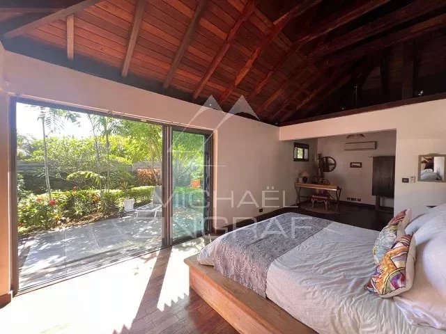 Balinese-Style Villa in Pereybere