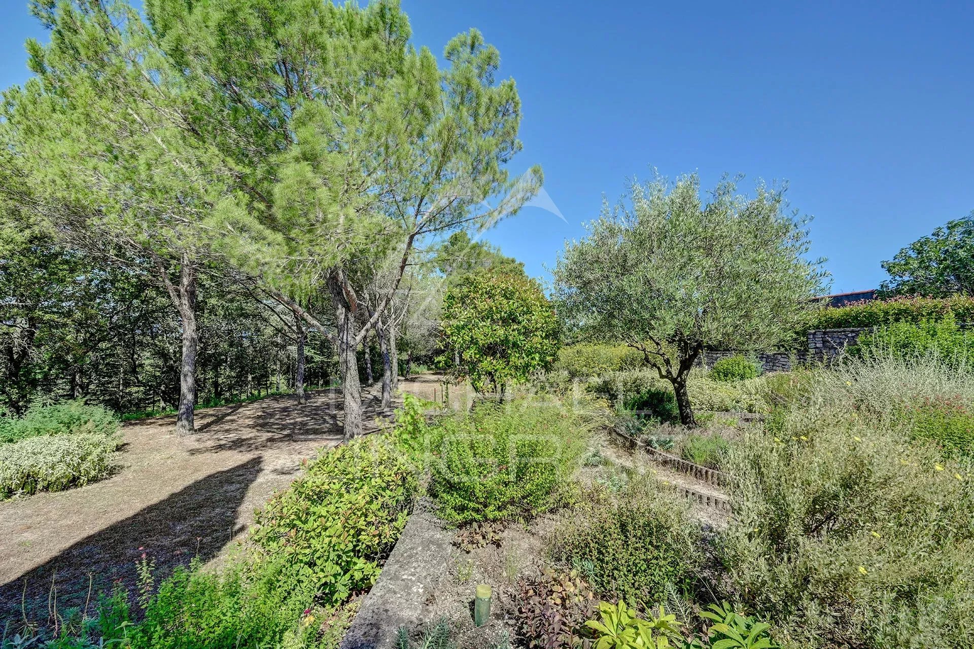 Entre Uzès et les Cévennes : sur 2 hectares, magnifique propriété