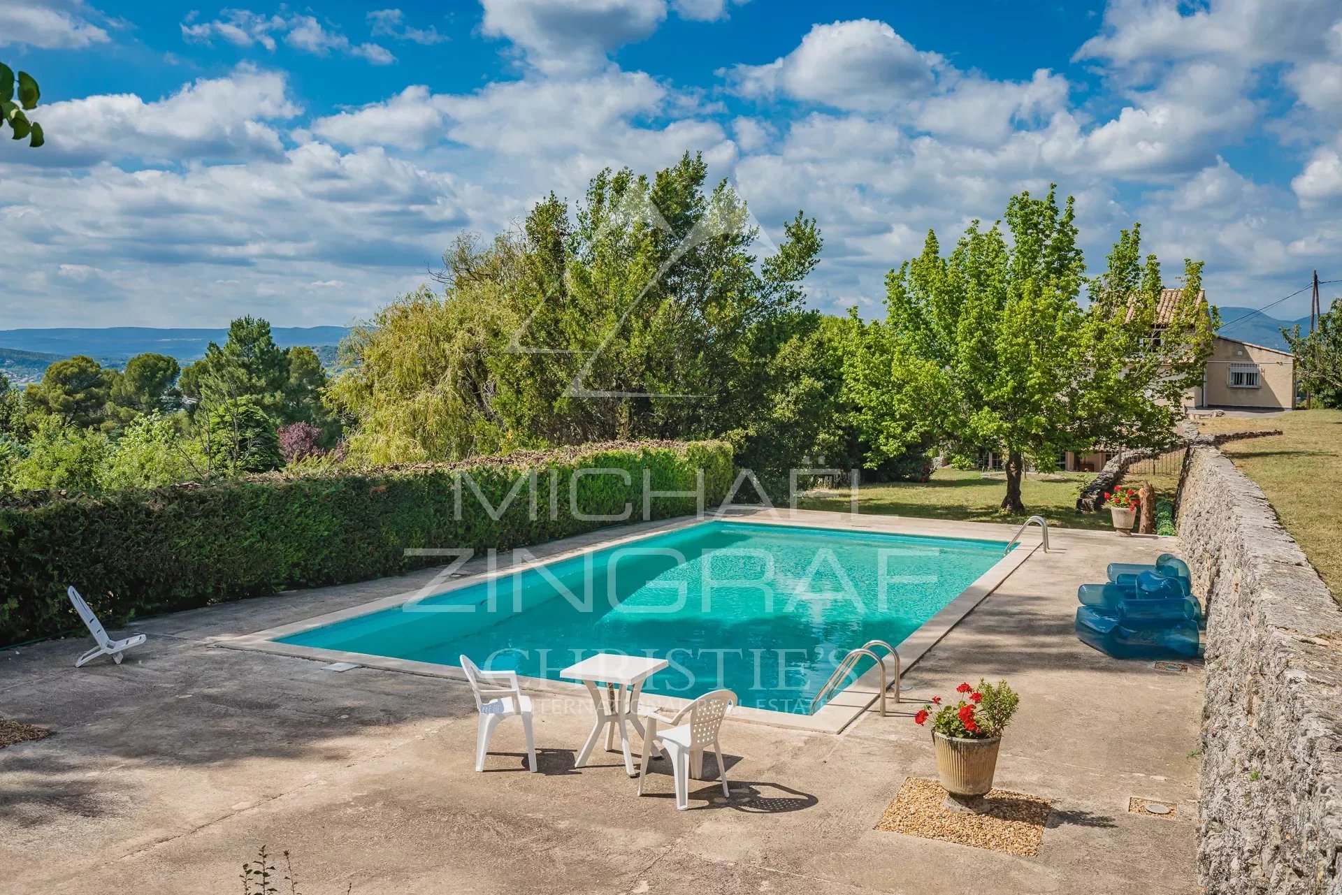 Charming 1920s house with superb views in the Luberon