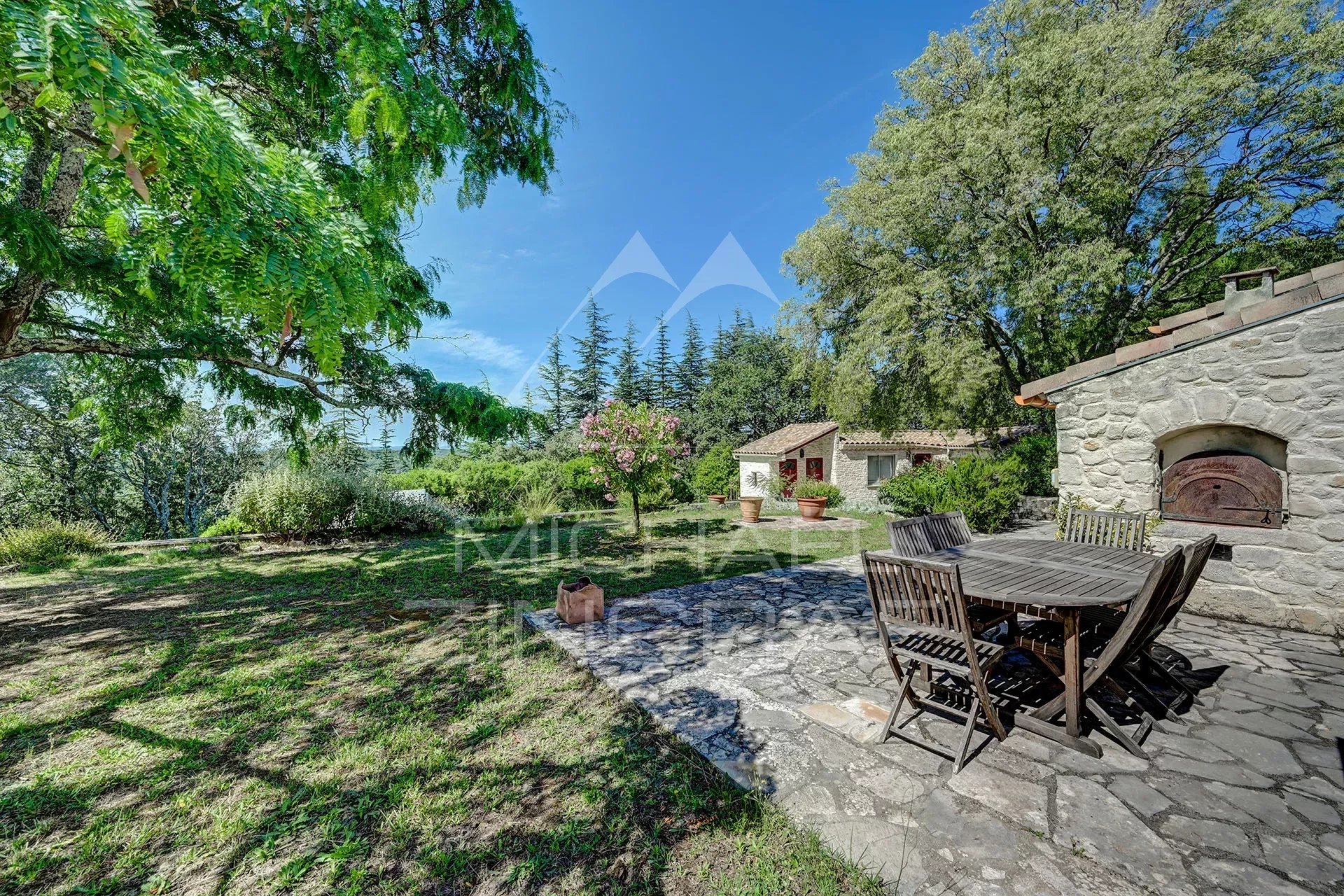 Entre Uzès et les Cévennes : sur 2 hectares, magnifique propriété