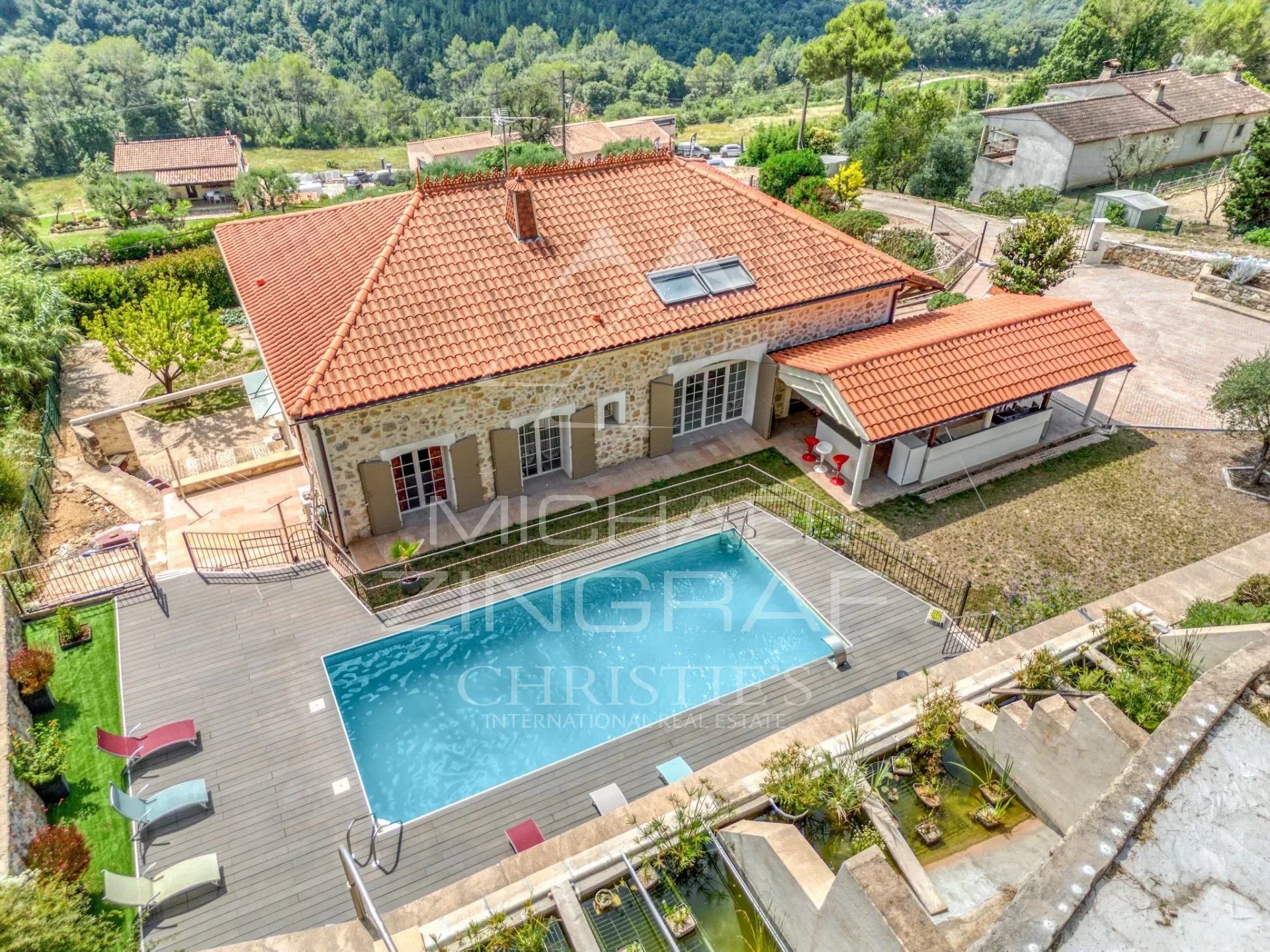 Spacious villa with swimming pool