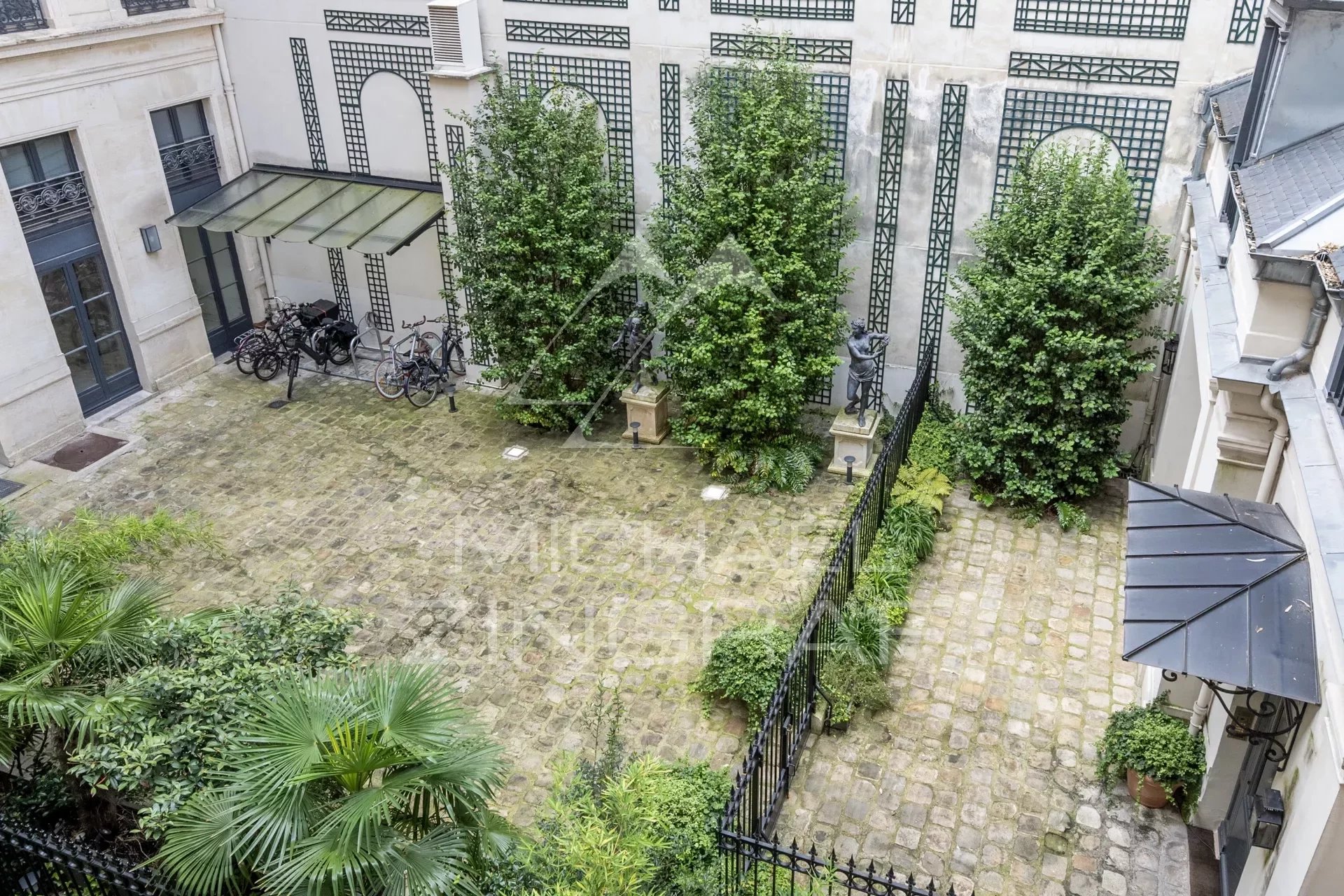 SOLE AGENT. FOR SALE - NEWLY REFURBISHED 1-BEDROOM APARTMENT - RUE DE LILLE