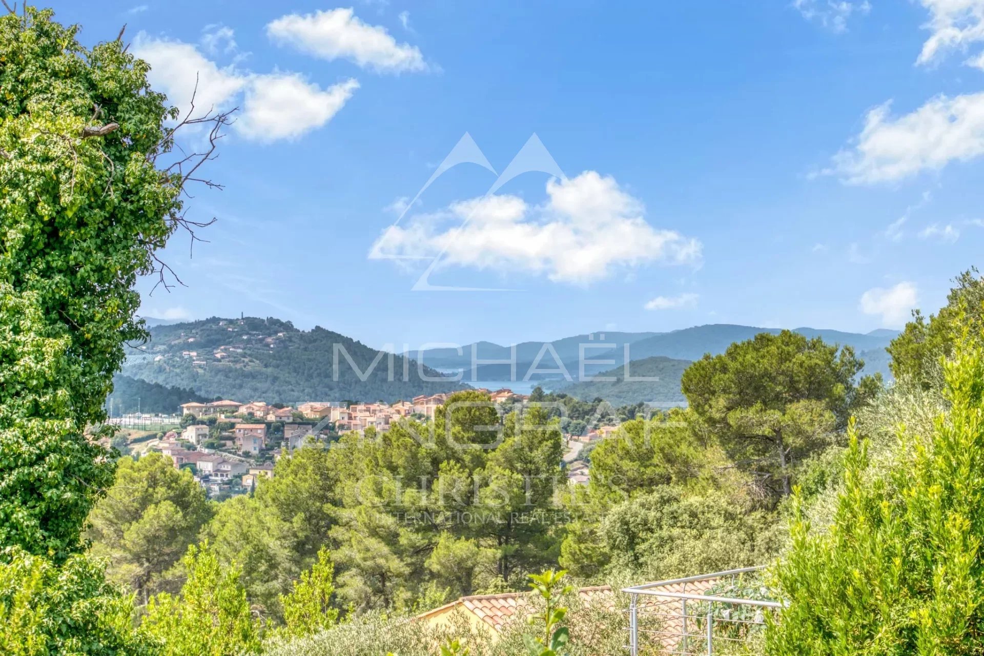 Villa mit Pool und Seeblick