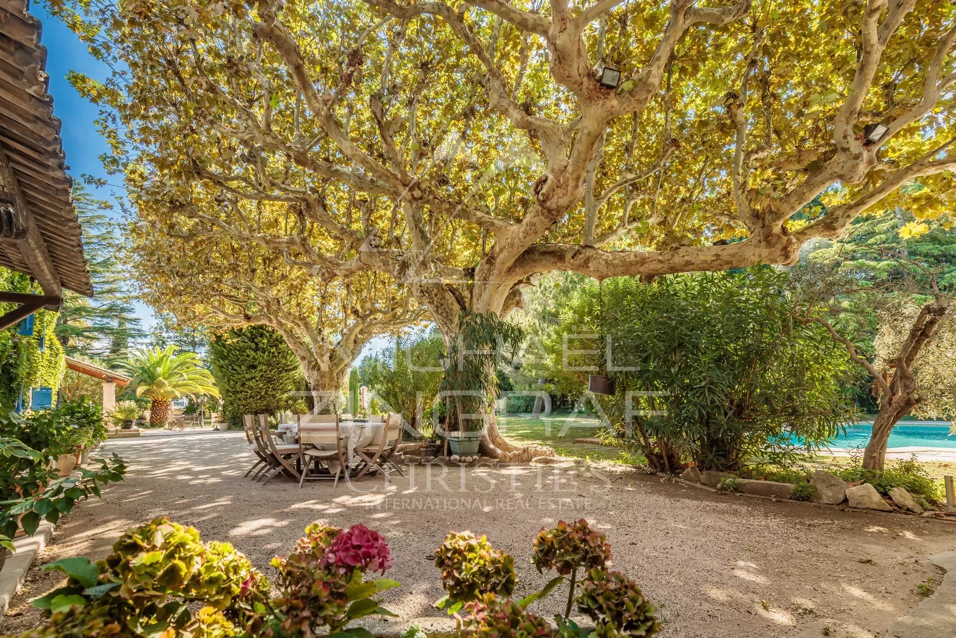 Charming and typical farmhouse in Provence