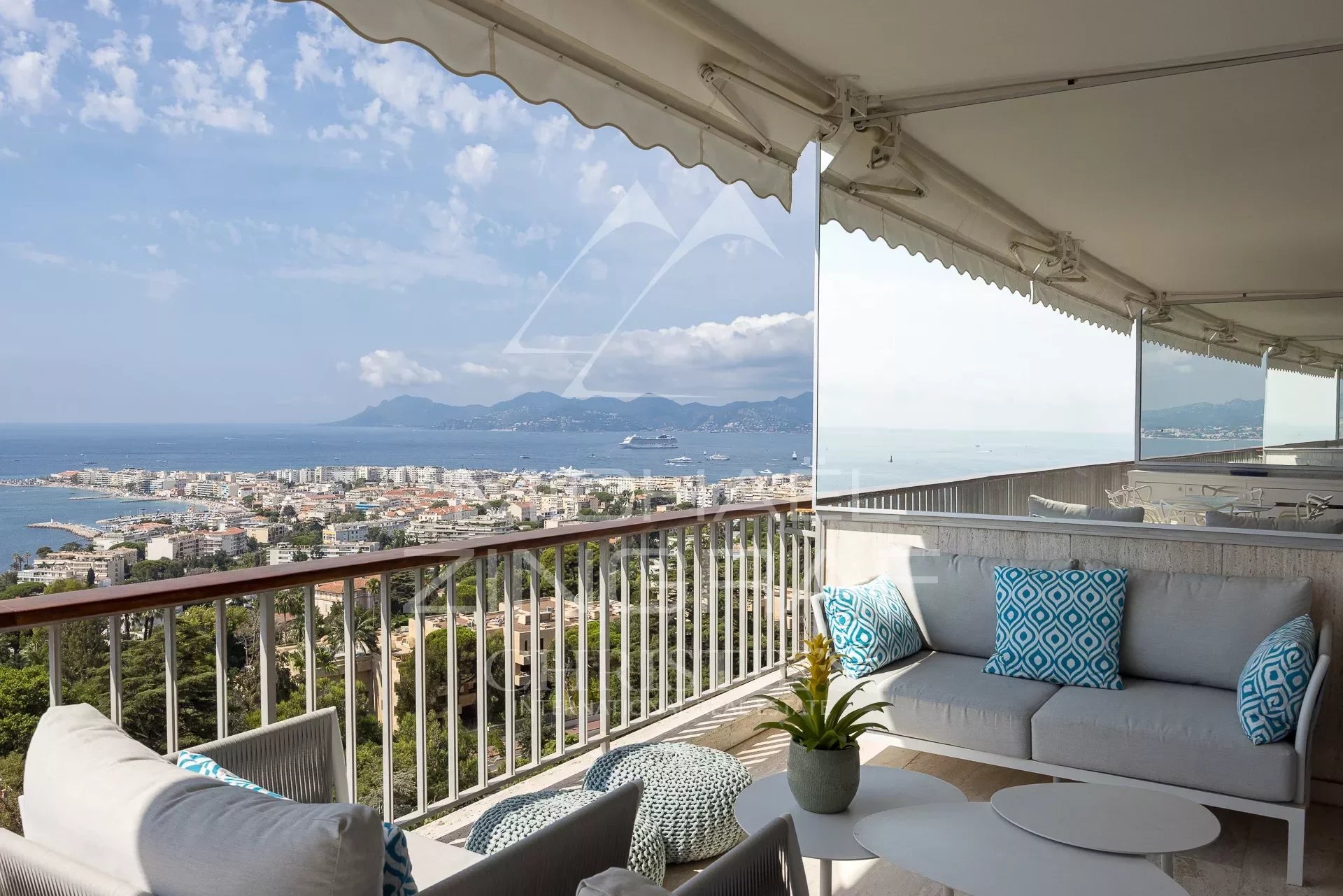 EXCLUSIVITE: Superbe appartement contemporain à la vue mer