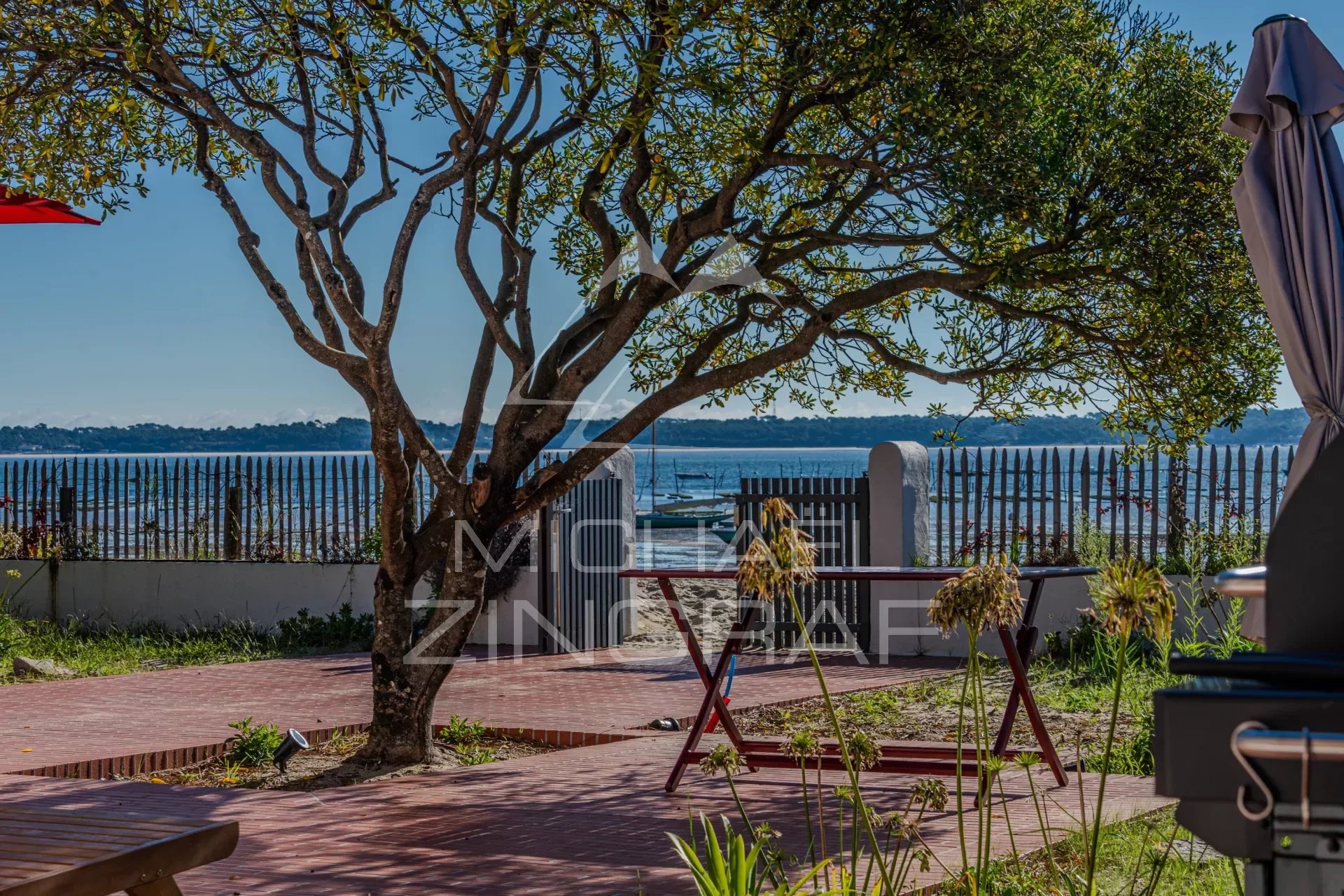 Exceptional villa facing the sea