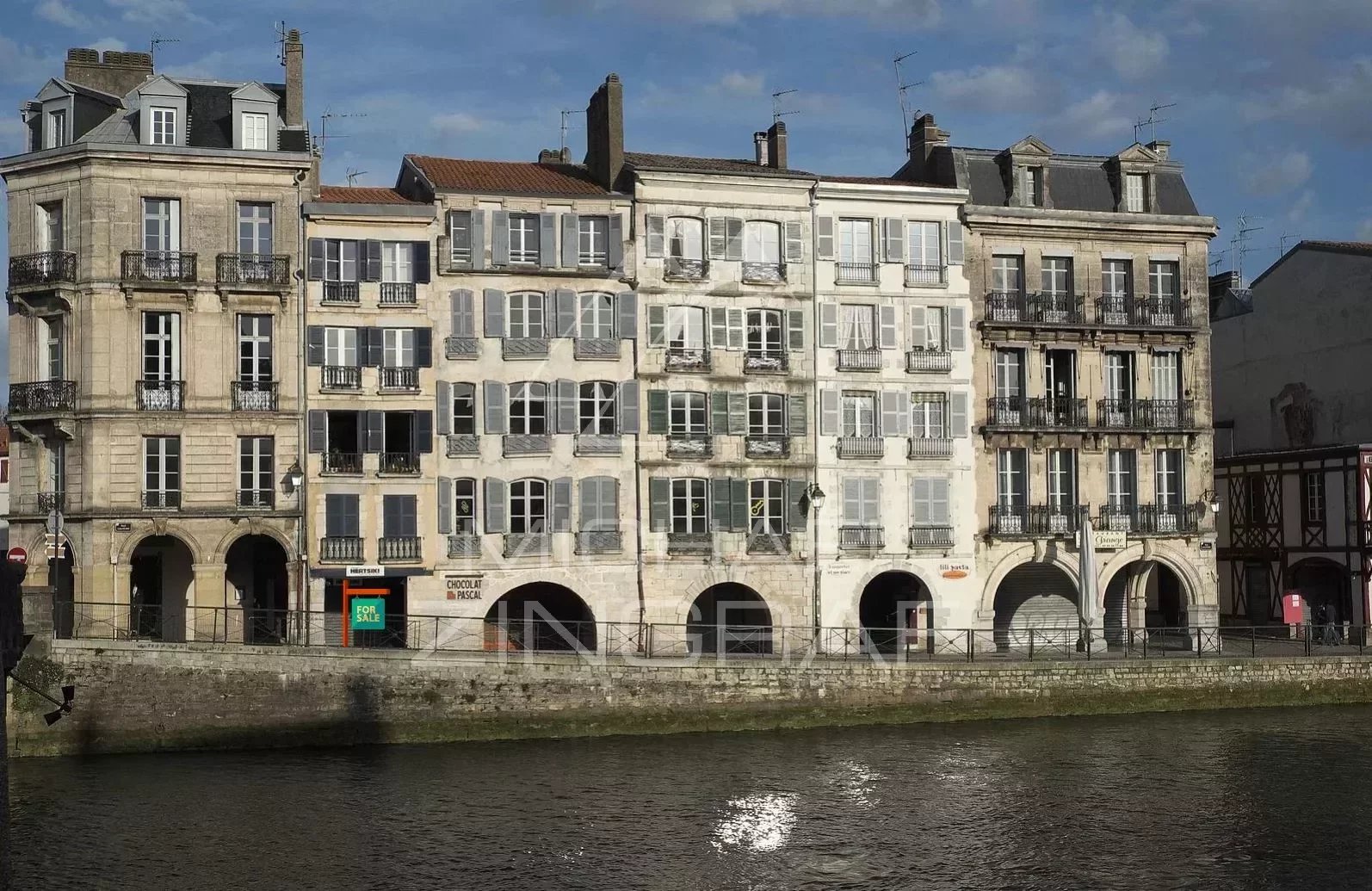 Prachtig beleggingspand met commerciële ruimte in het centrum van Bayonne en vlakbij de rivier de Nive