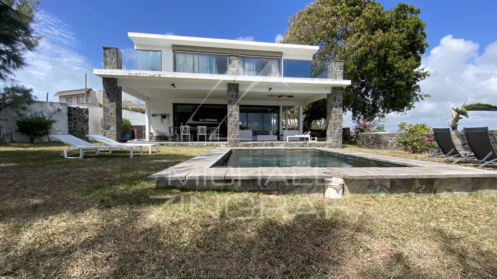 Villa pieds dans l'eau à Calodyne avec vue à couper le souffle