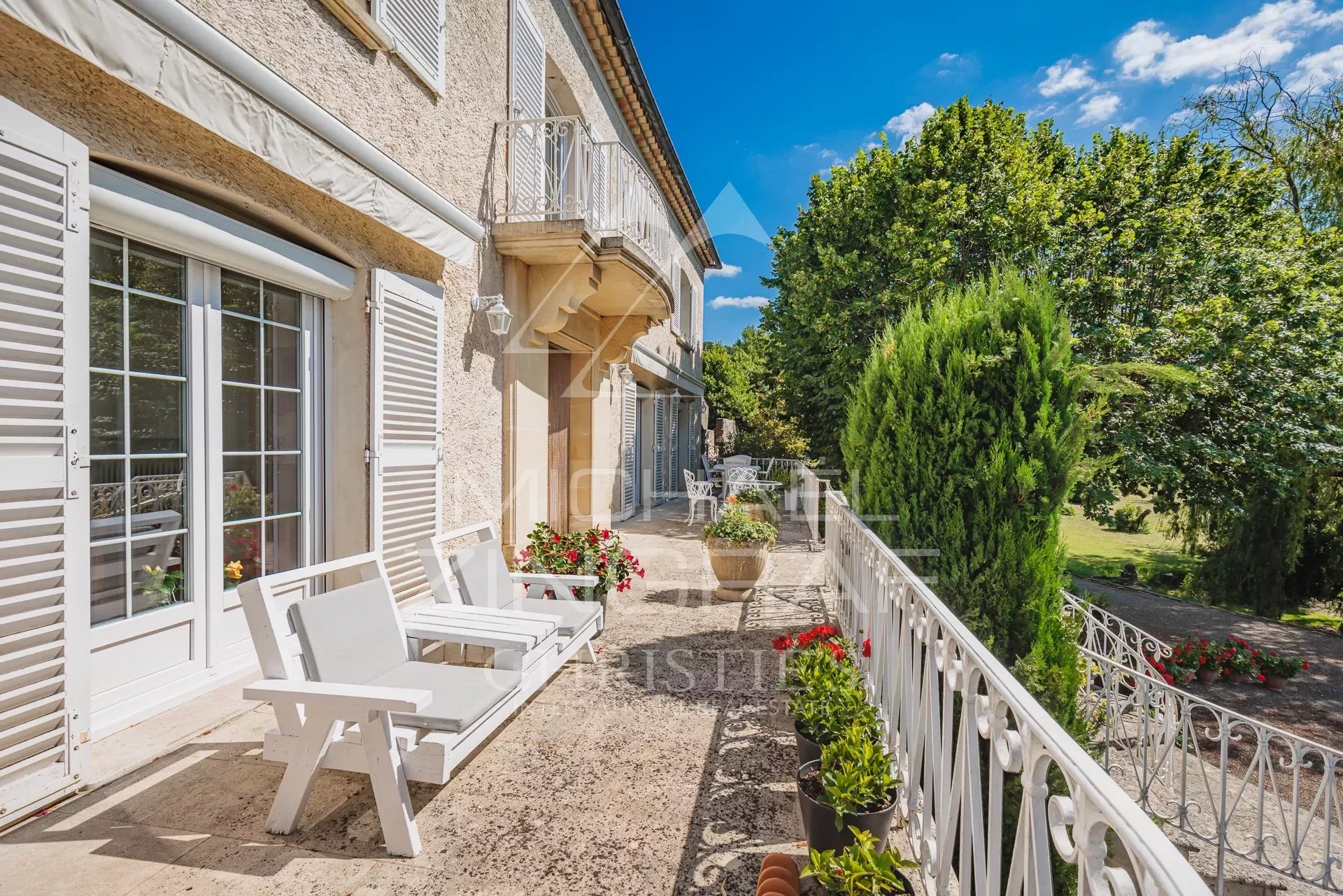 Charming 1920s house with superb views in the Luberon