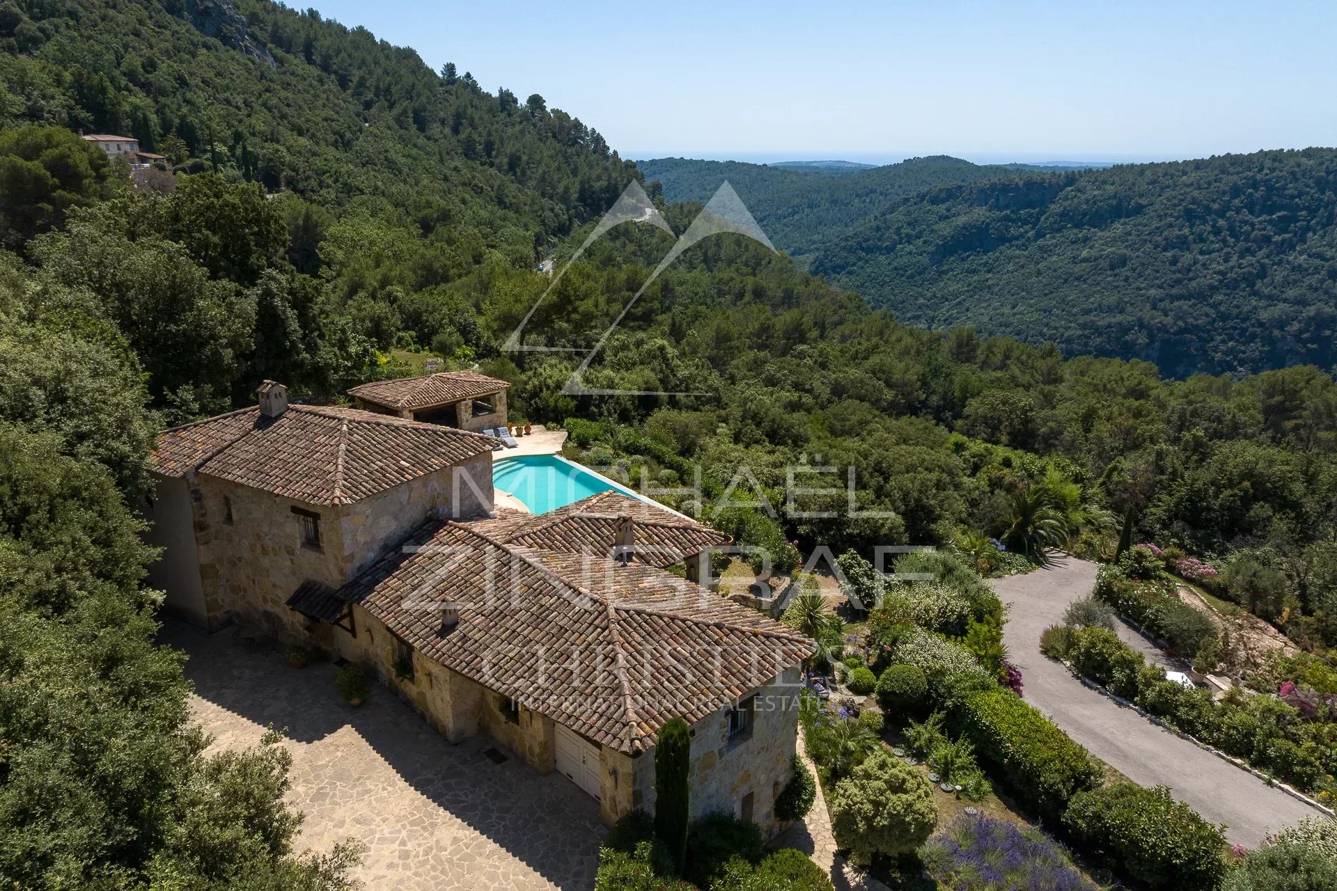 Proche Saint-Paul-de-Vence - Superbe propriété provençale