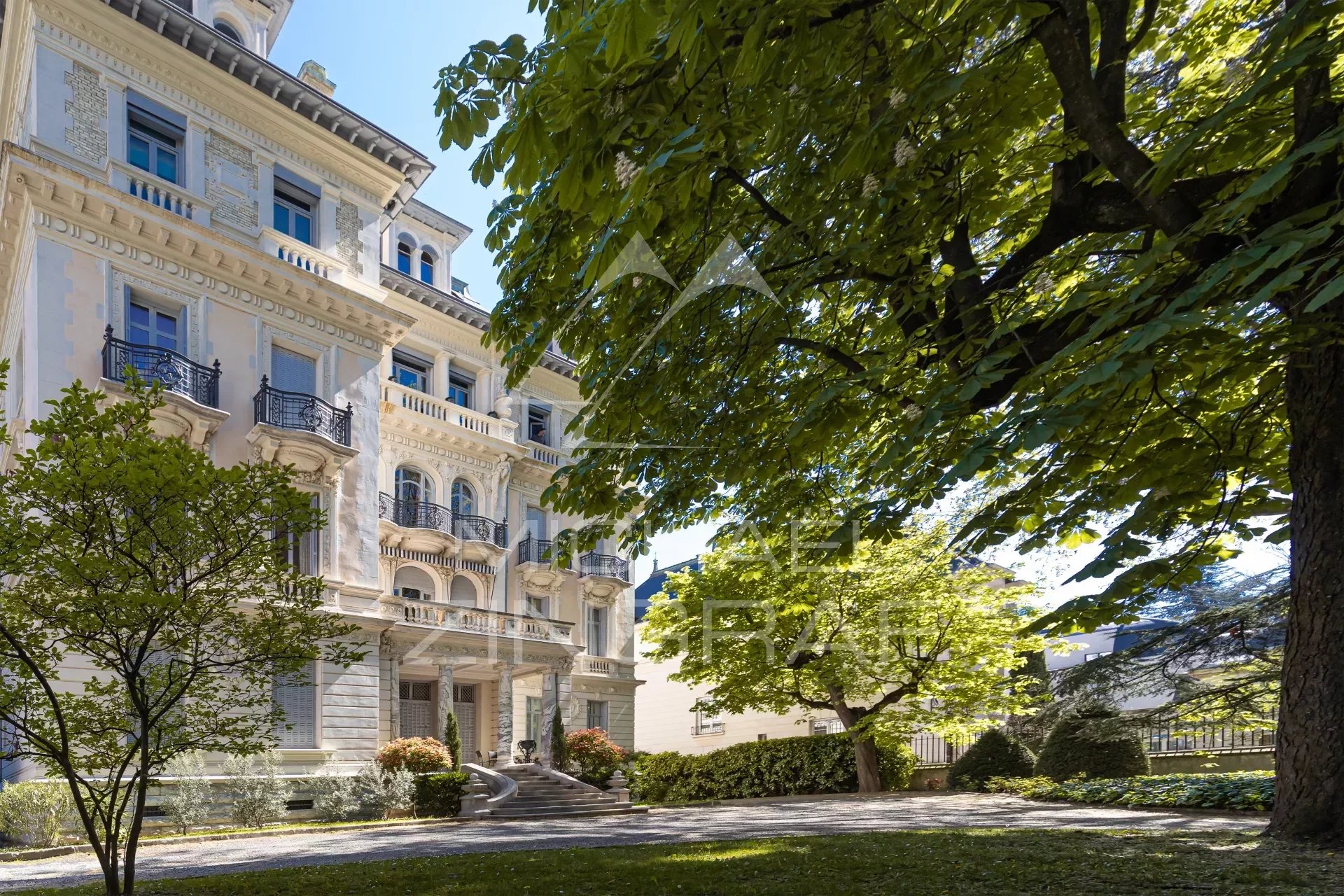 Appartement familial au dernier étage d'un des plus beaux hôtels particuliers du boulevard des Belges