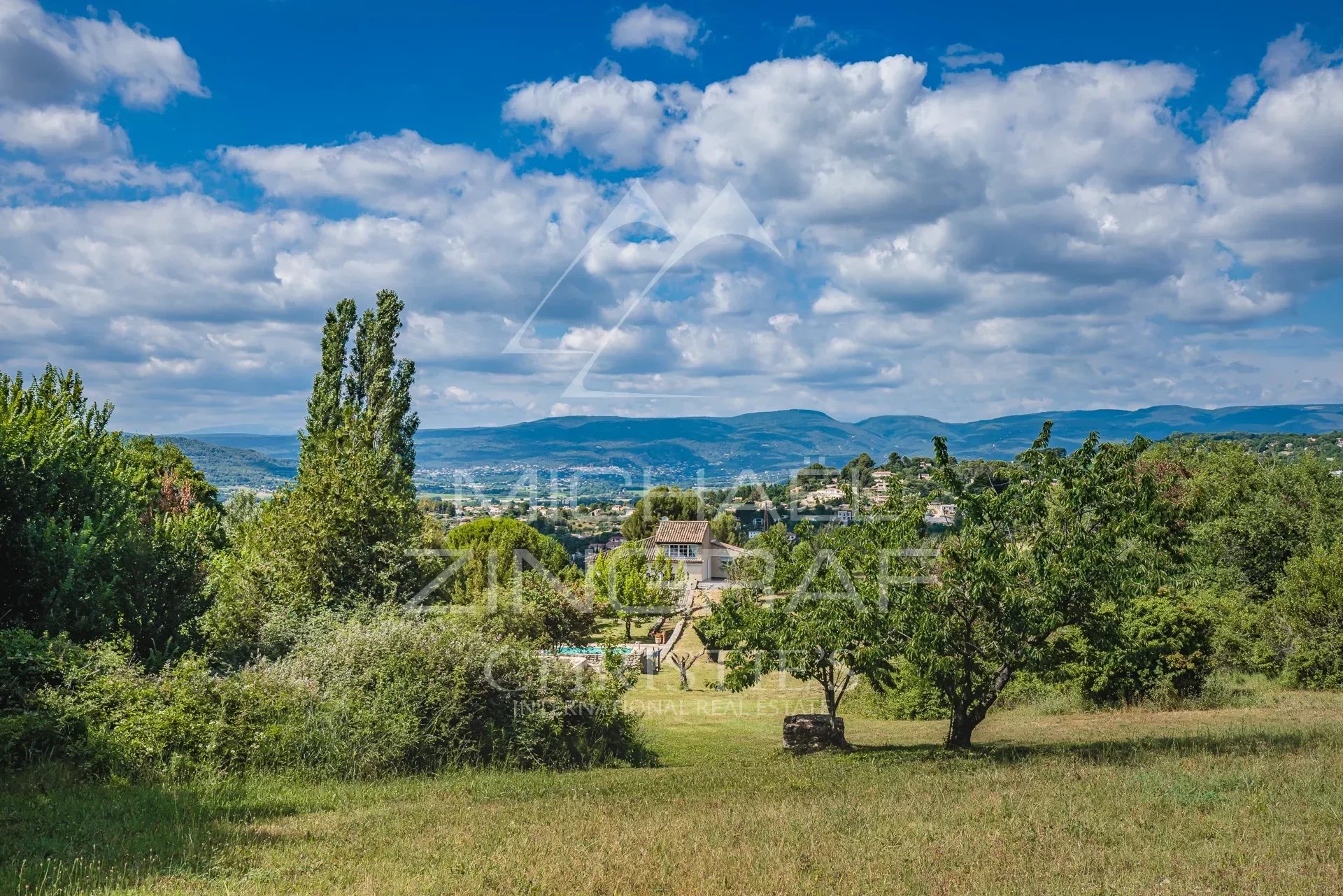 Charmantes Haus aus den 1920er Jahren mit herrlichem Blick im Luberon