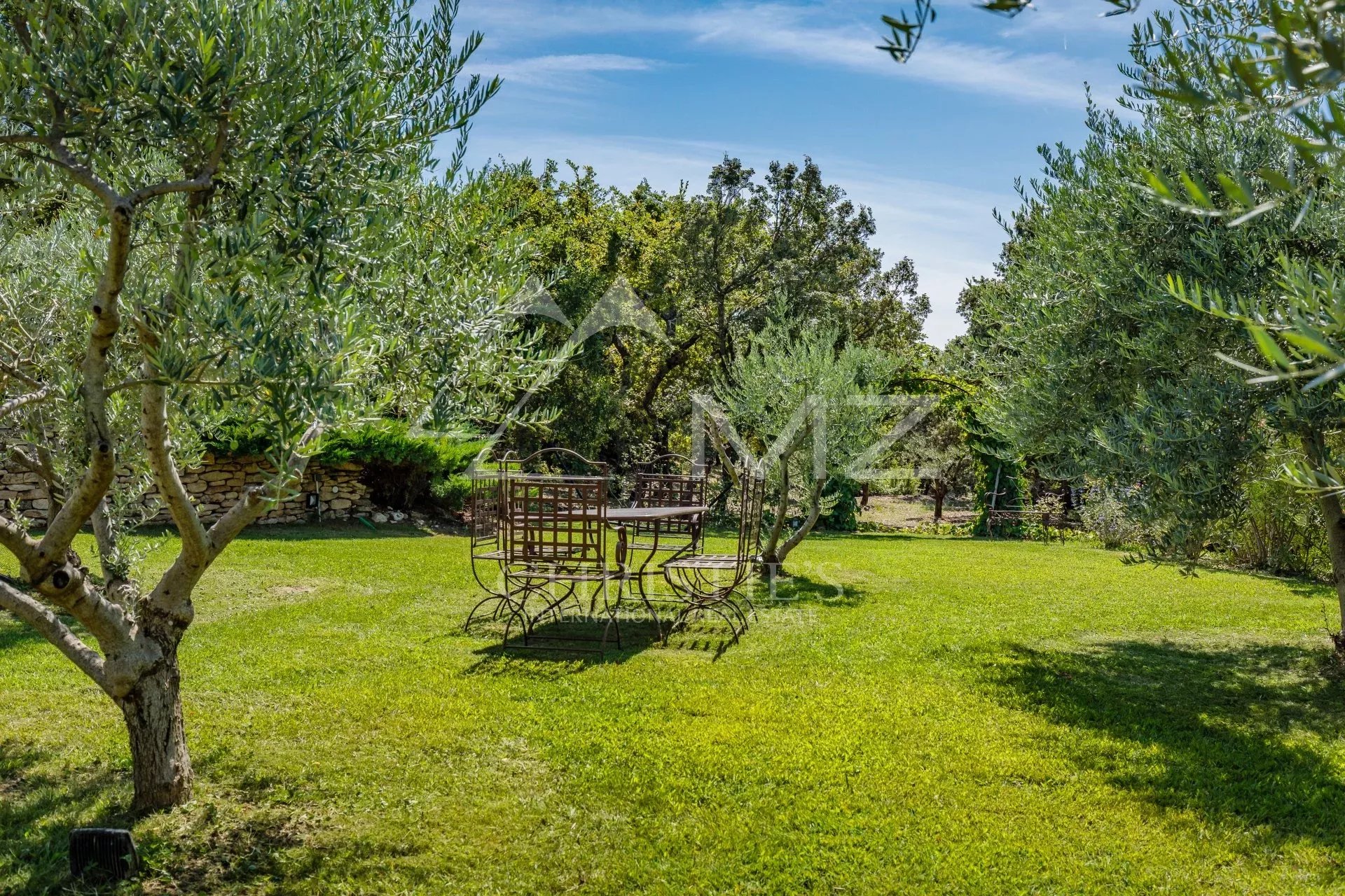 Gordes - Magnificent property with heated pool