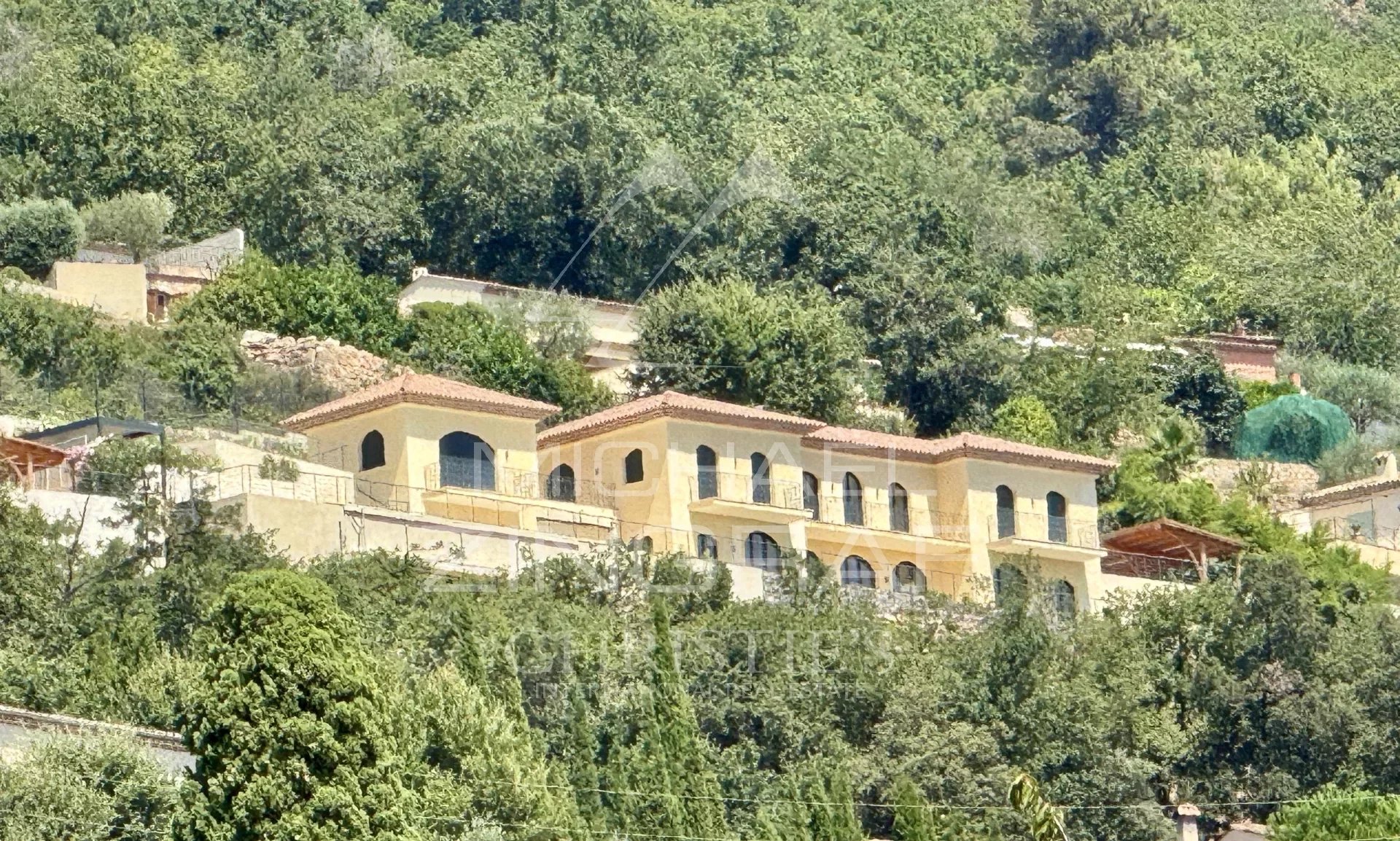 Villa mit klarem Stil auf den Balkonen der Riviera