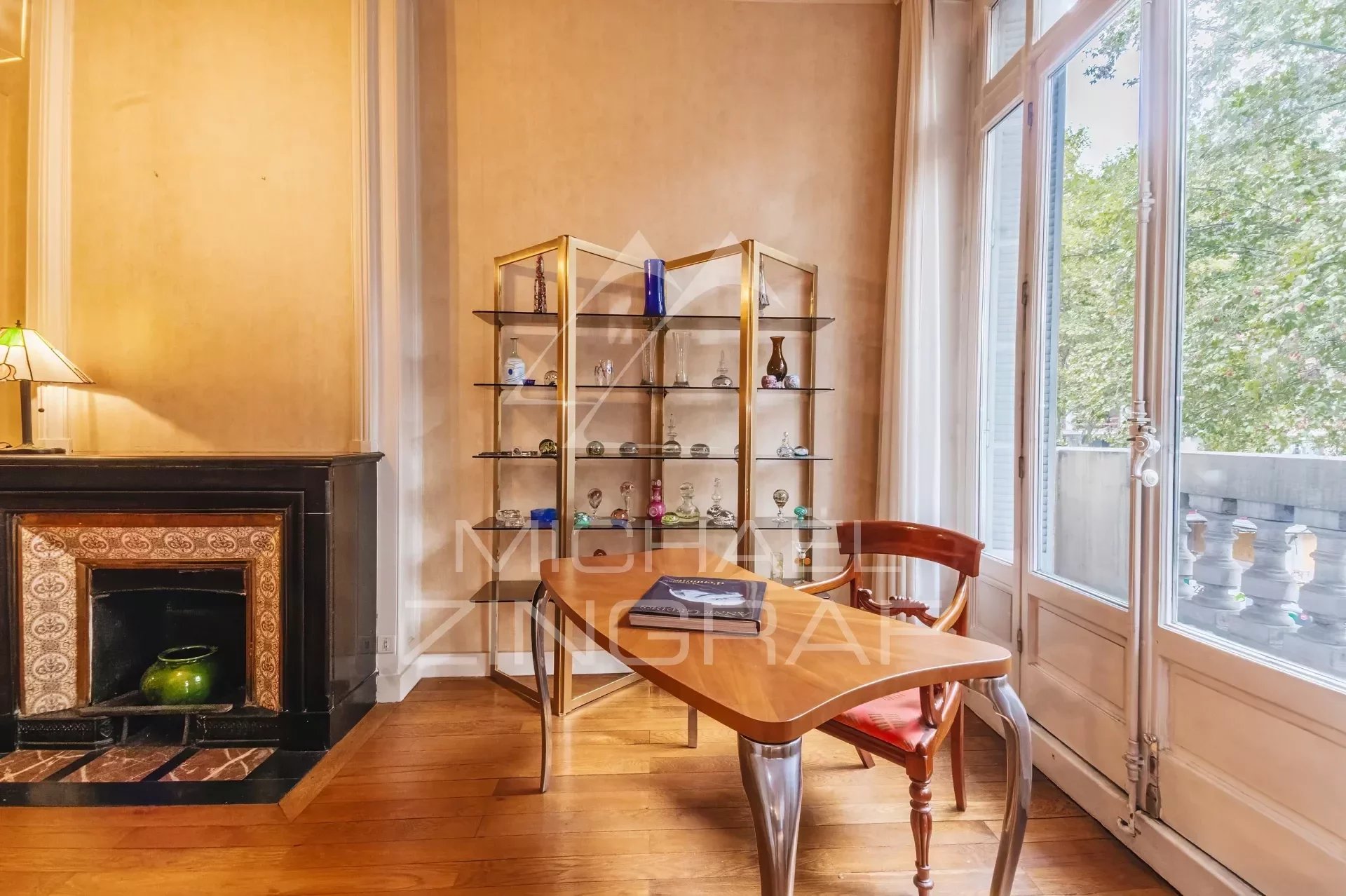 Superbe appartement d'angle dans immeuble Haussmannien