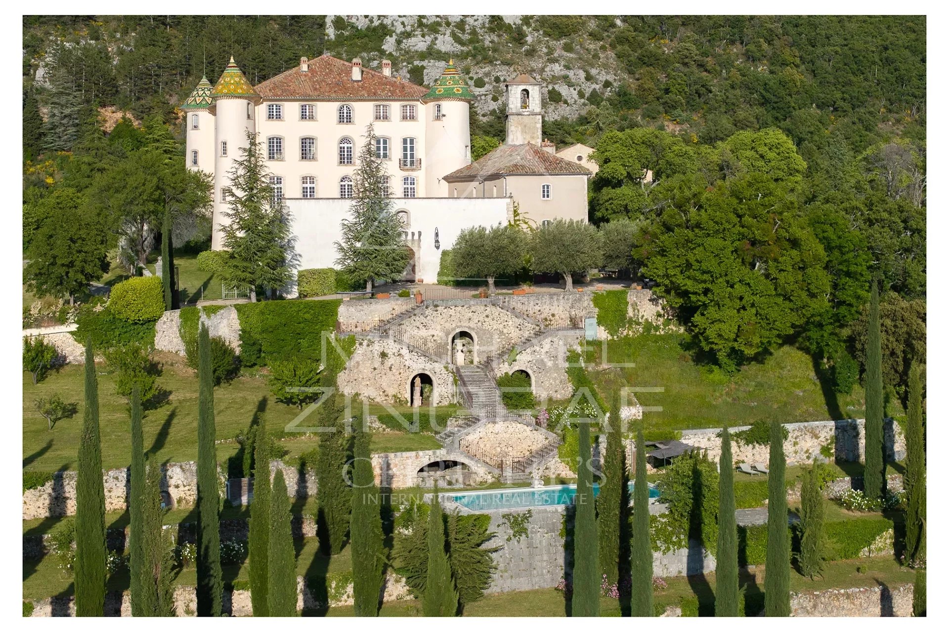 Aiguines - Remarquable domaine avec château provençal