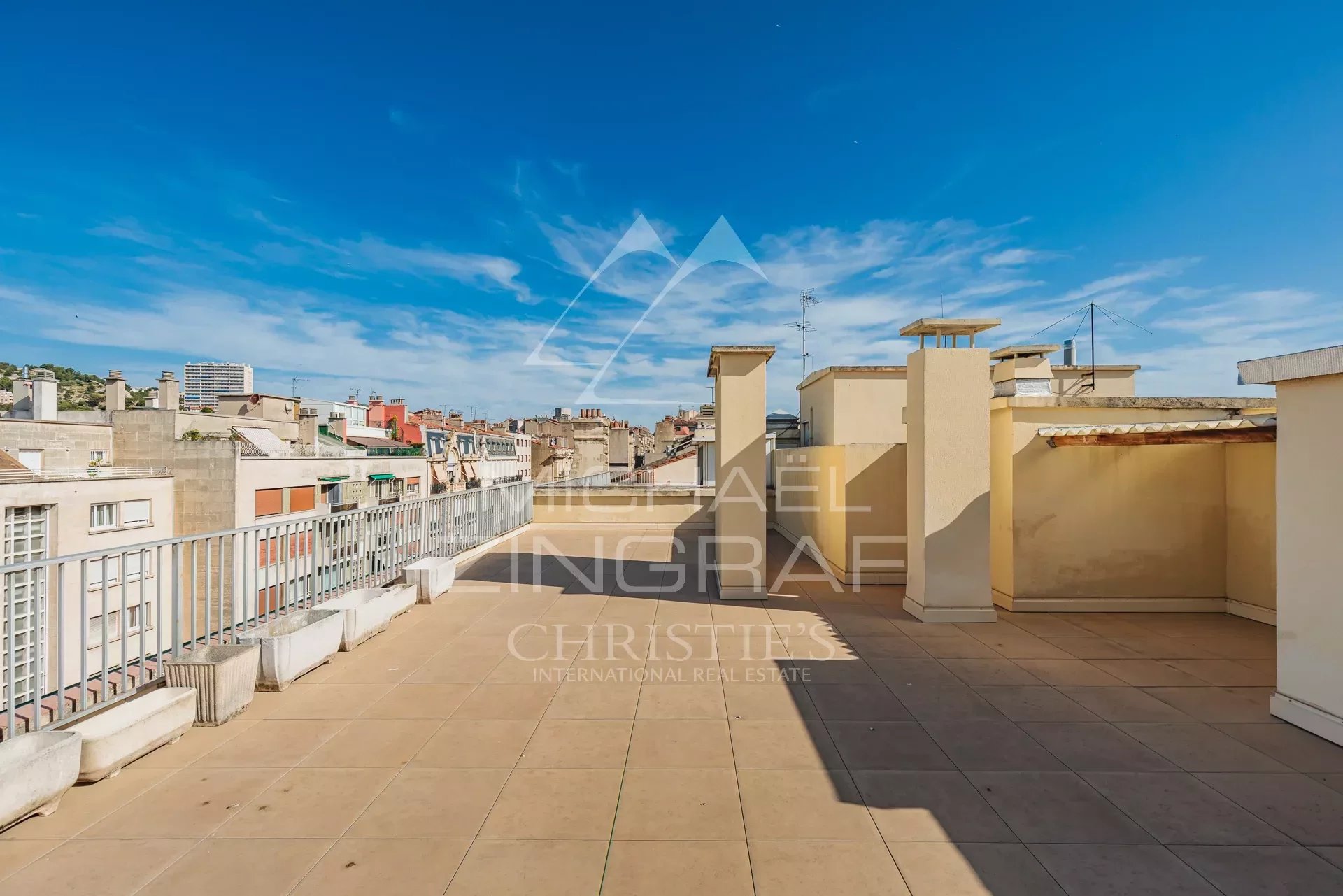 Marseille 8th, Top floor apartment with terrace