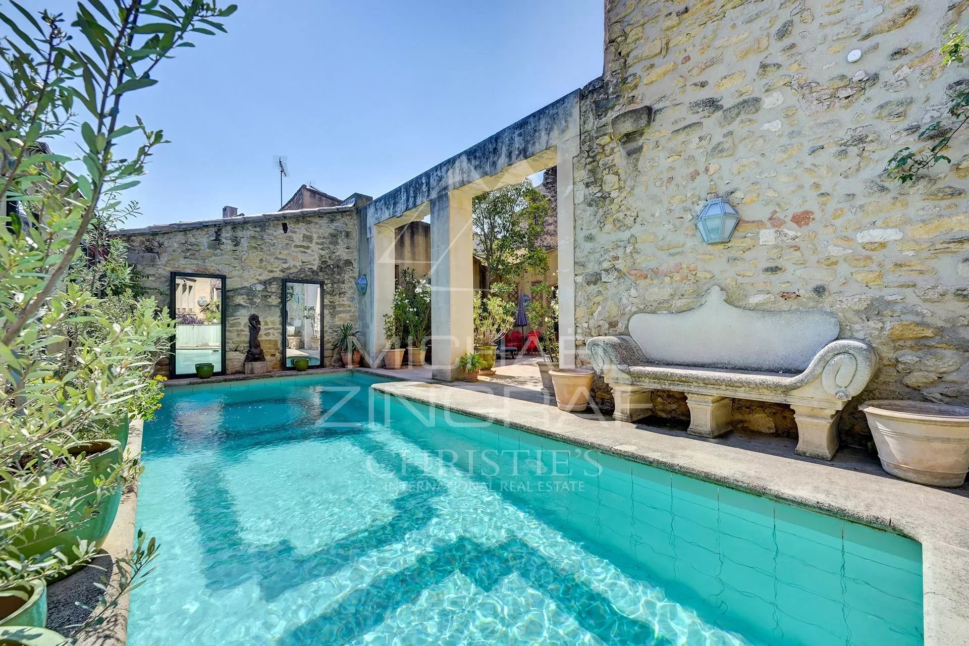 Private historical mansion in the Aix en Provencecountryside