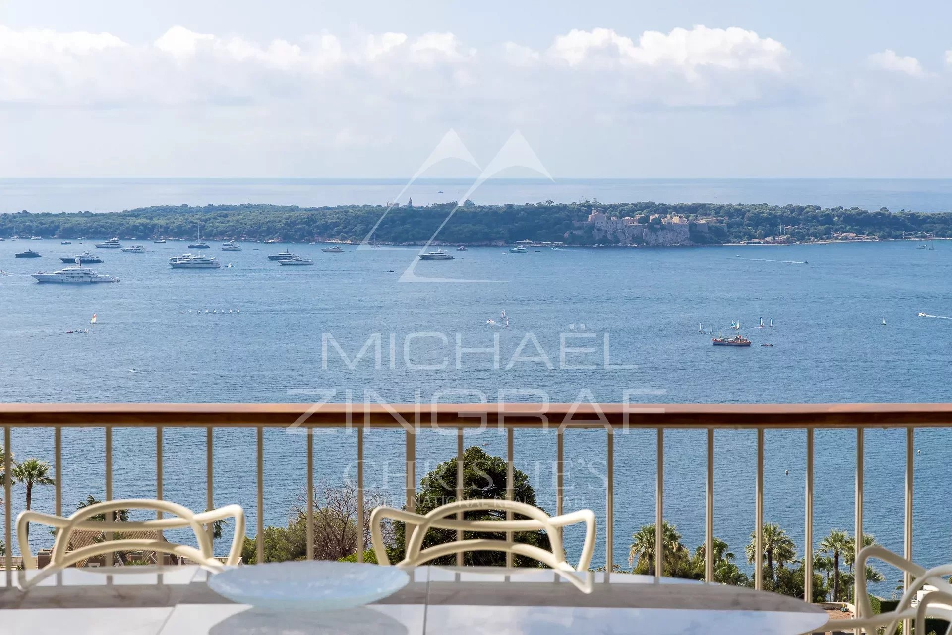 SOLE AGENT: Superb contemporary apartment with sea view