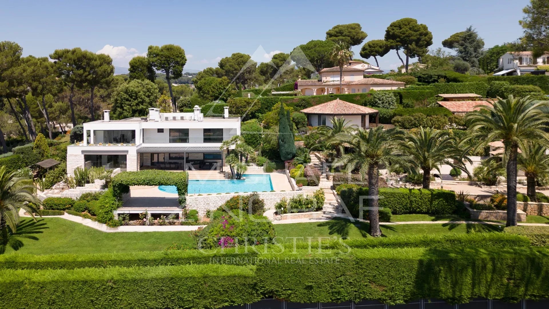 Zeitgenössisches Anwesen mit Panorama-Meerblick in einem prestigeträchtigen Anwesen