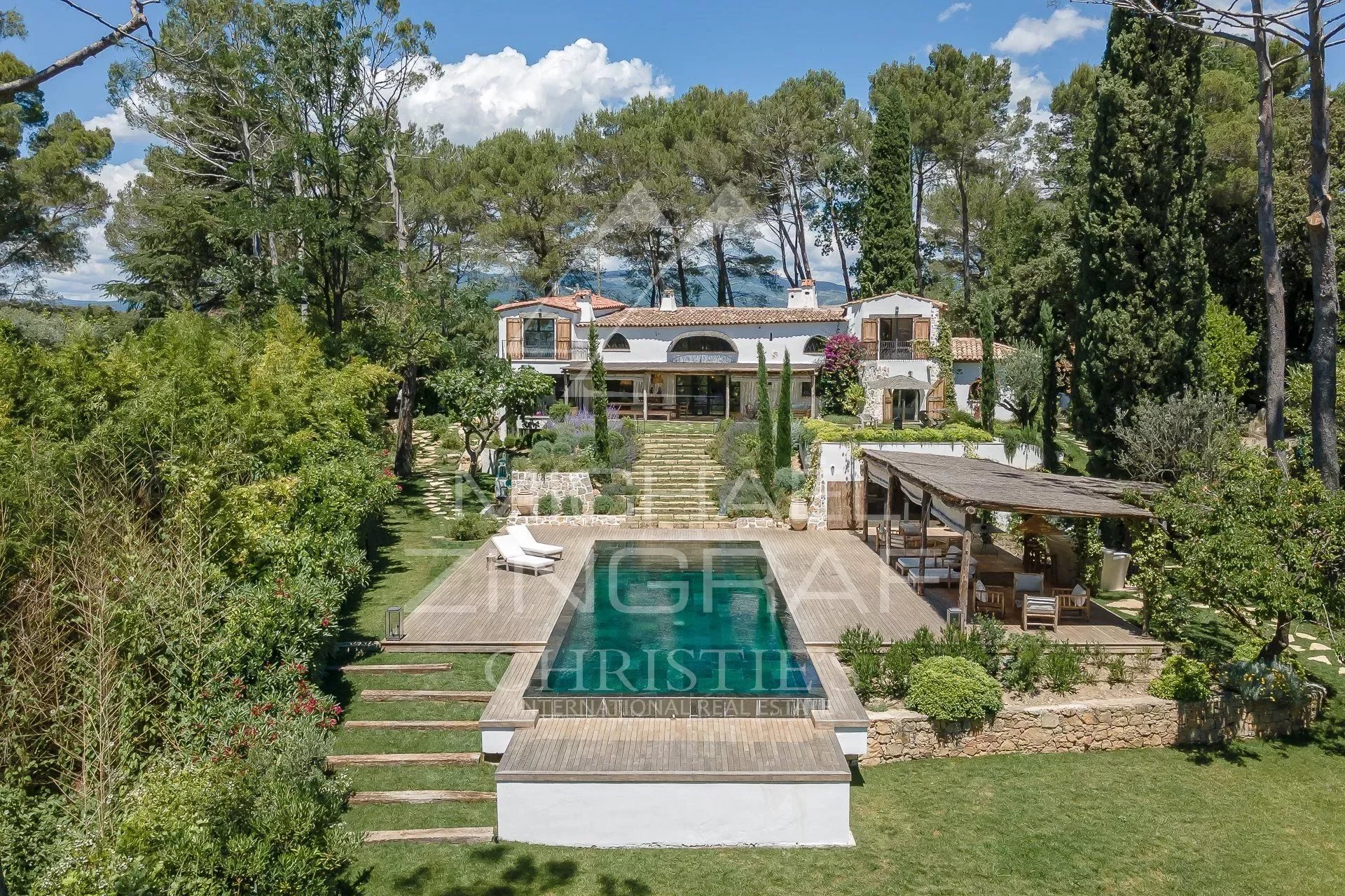Mougins - Exceptional property in a residential domain