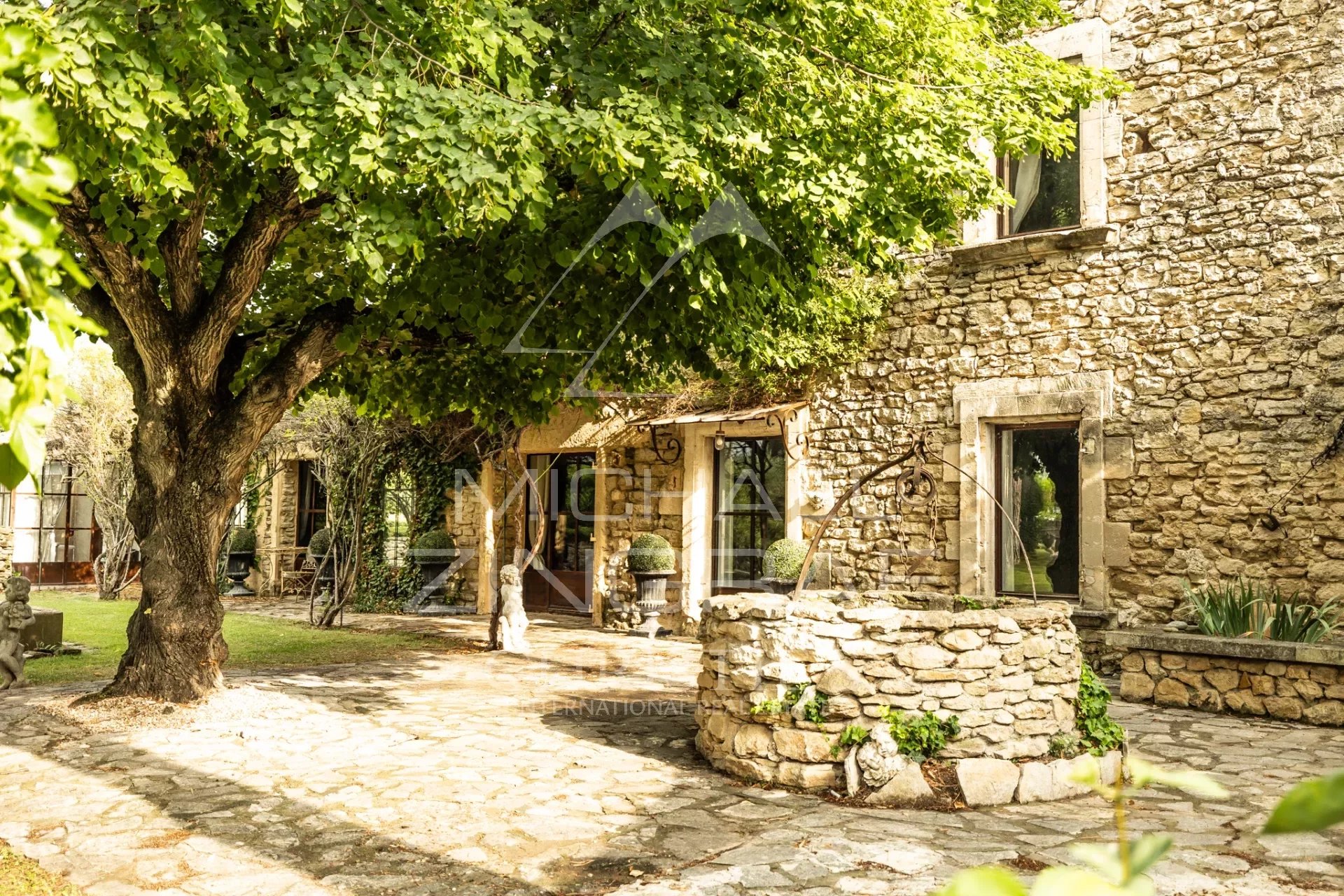 Charmant mas provençal proche de l'Isle-sur-la-Sorgue