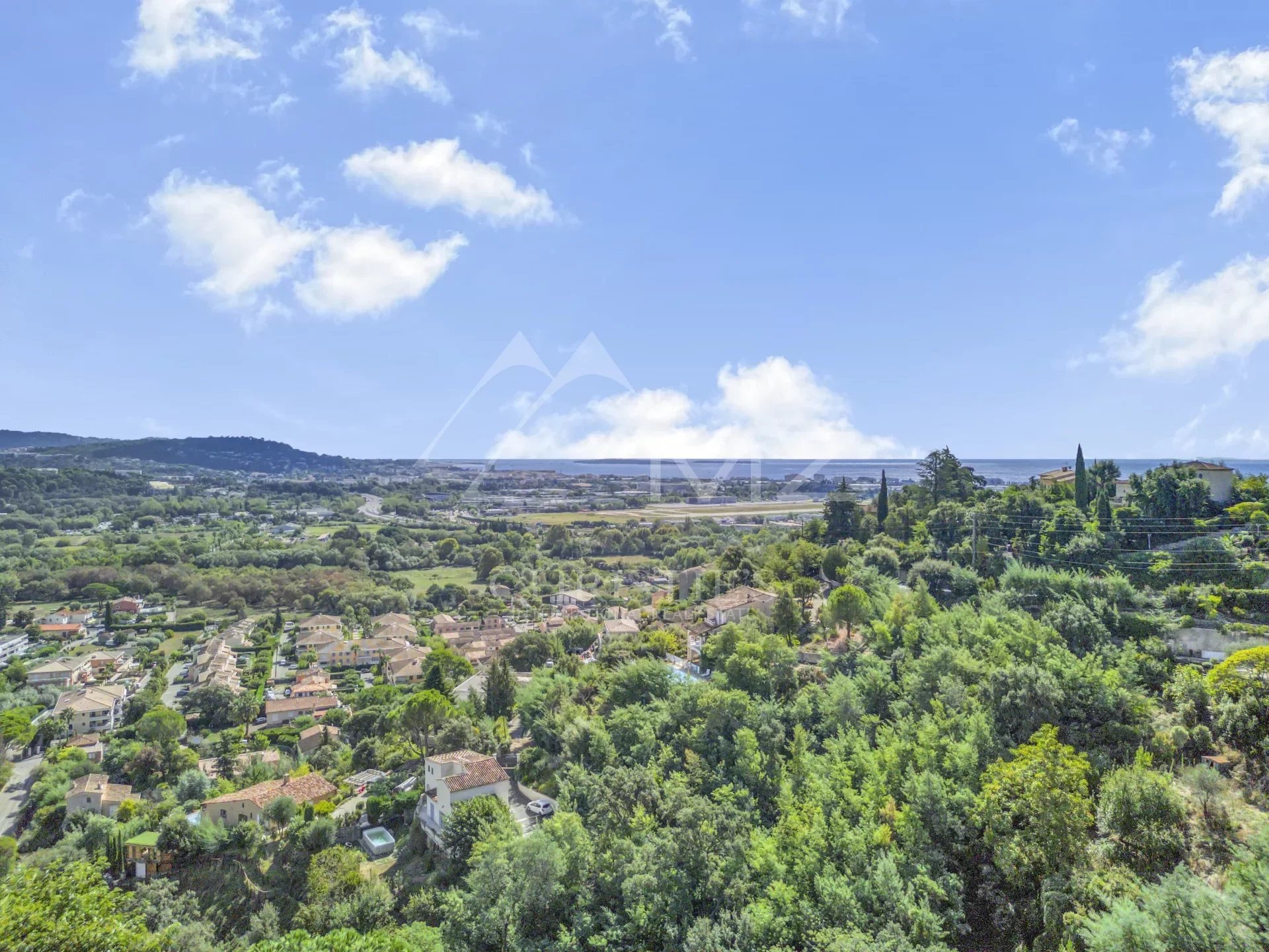 Elegant property in the hills