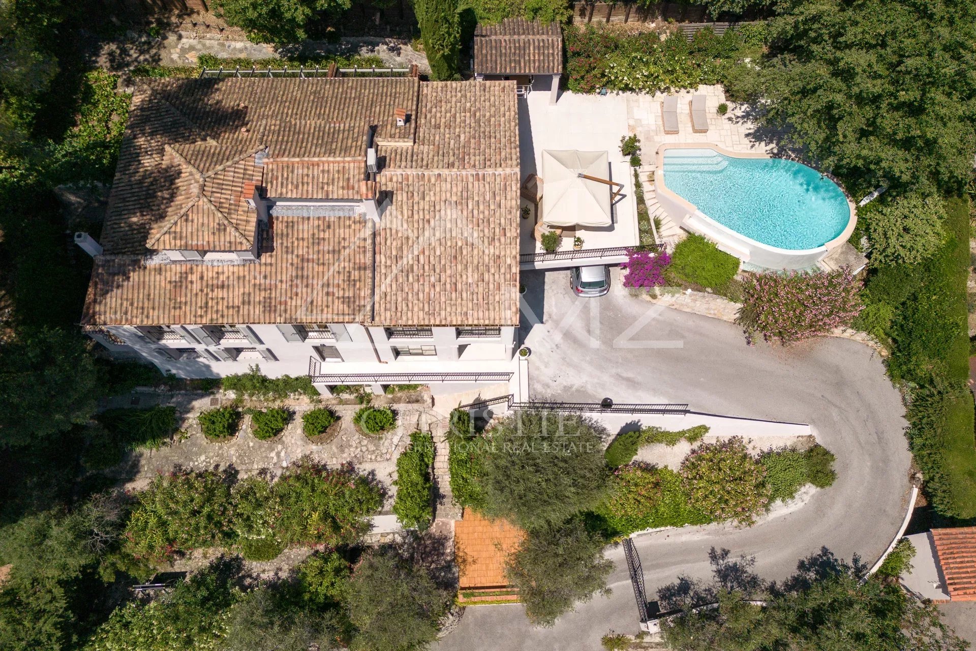 MOUGINS - Magnifique villa avec vue mer