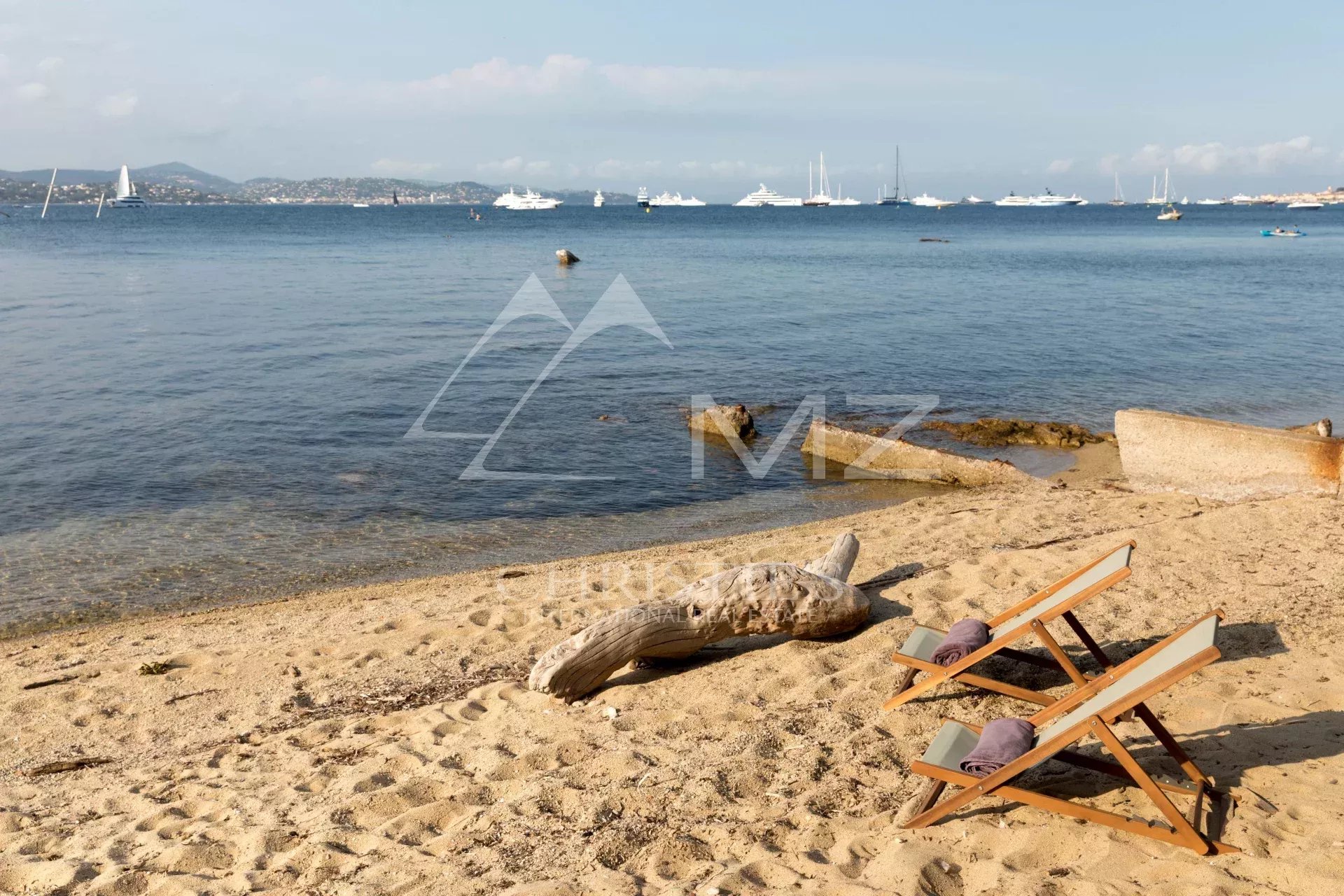 Proche Saint-Tropez - Villa neuve pieds dans l'eau