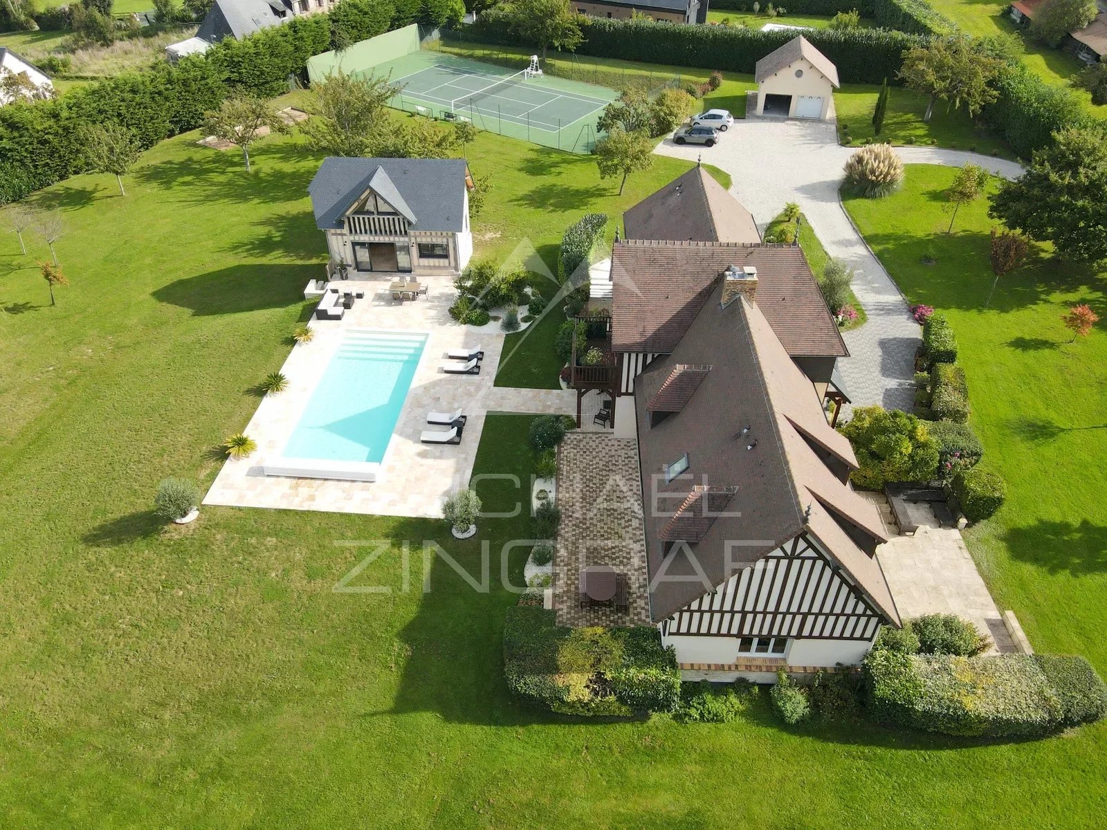 PROPERTY WITH SWIMMING POOL