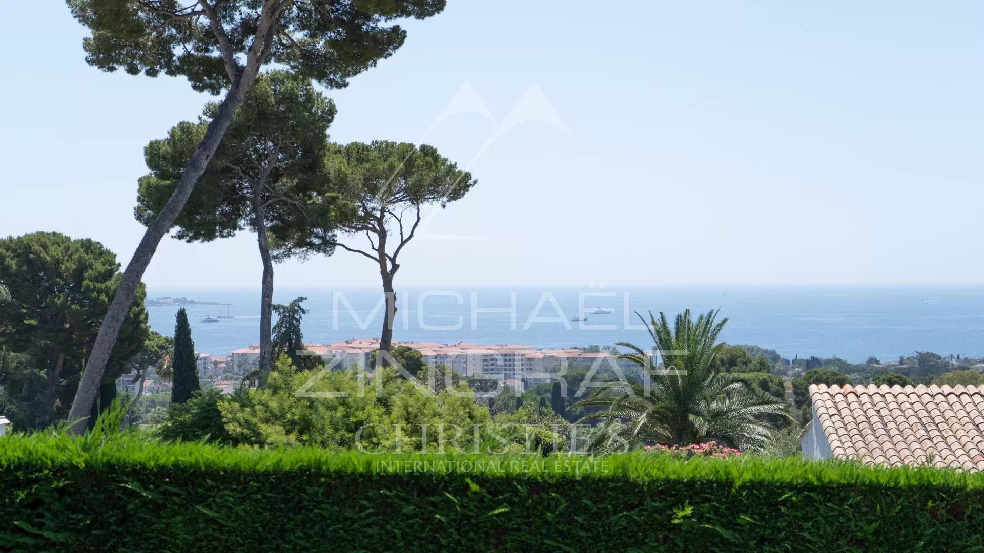 Zeitgenössisches Anwesen mit Panorama-Meerblick in einem prestigeträchtigen Anwesen