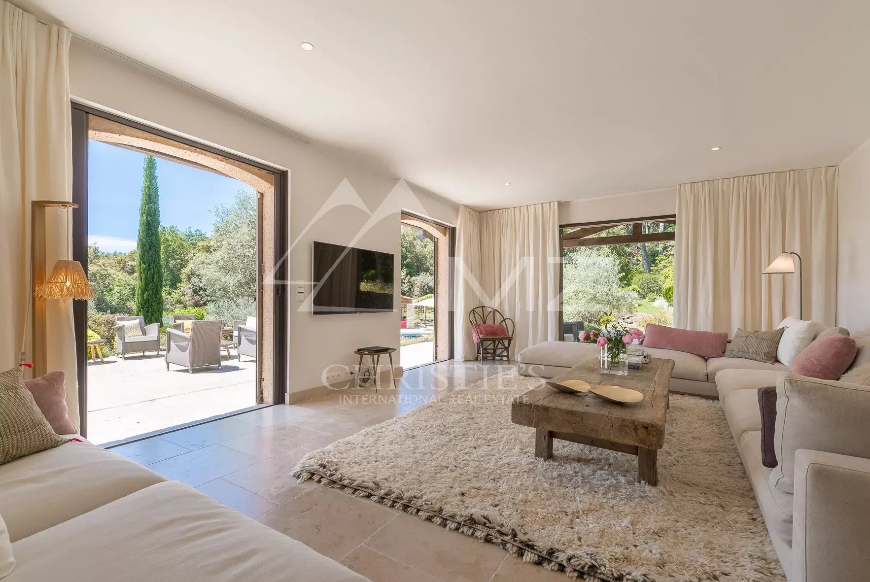 Cannes hinterland - Superb villa in a prestigious gated domain