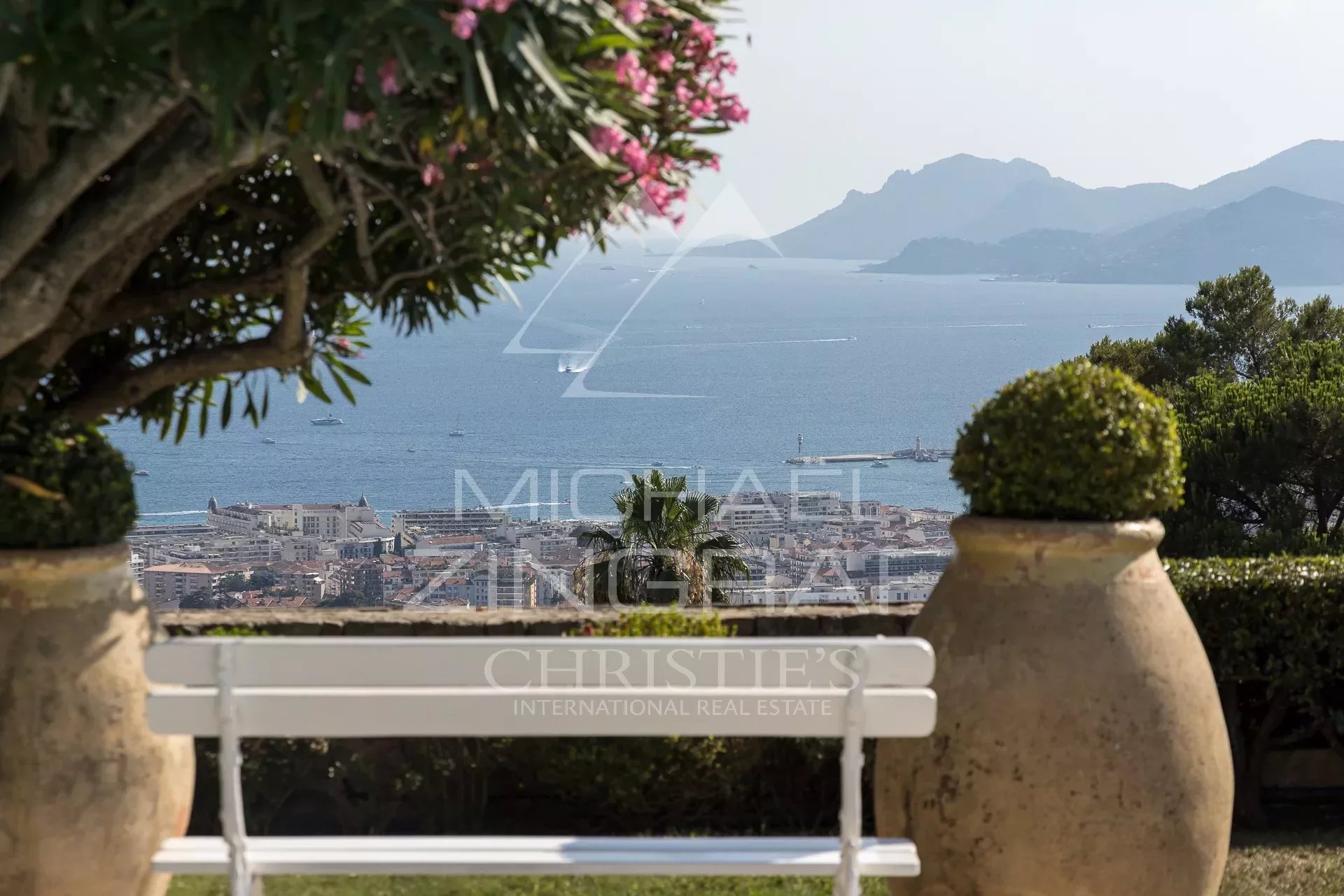 Cannes - 4 bedrooms sea view villa