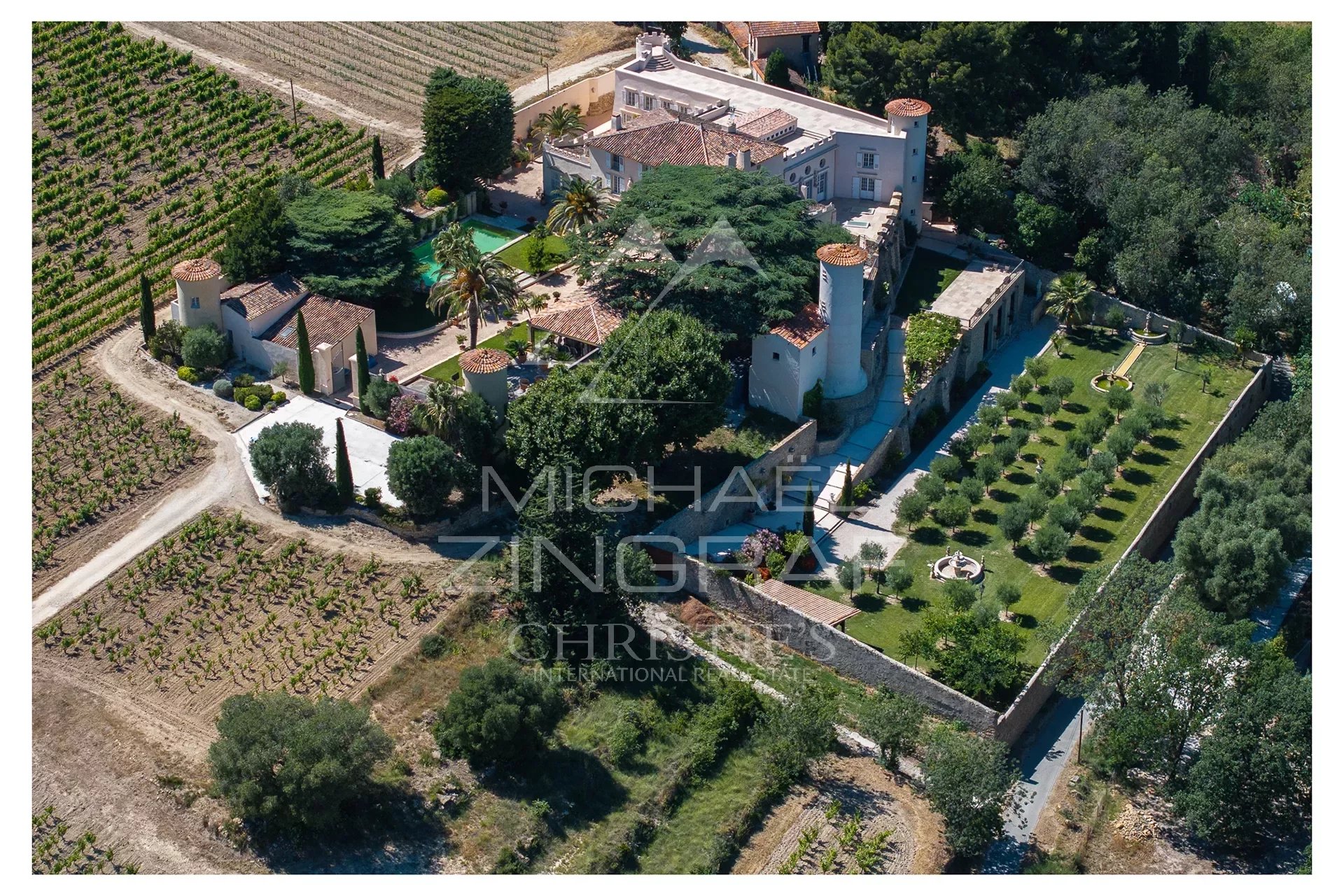 Saint-Cyr-sur-Mer, Provençal Château In the heart of the  vineyards