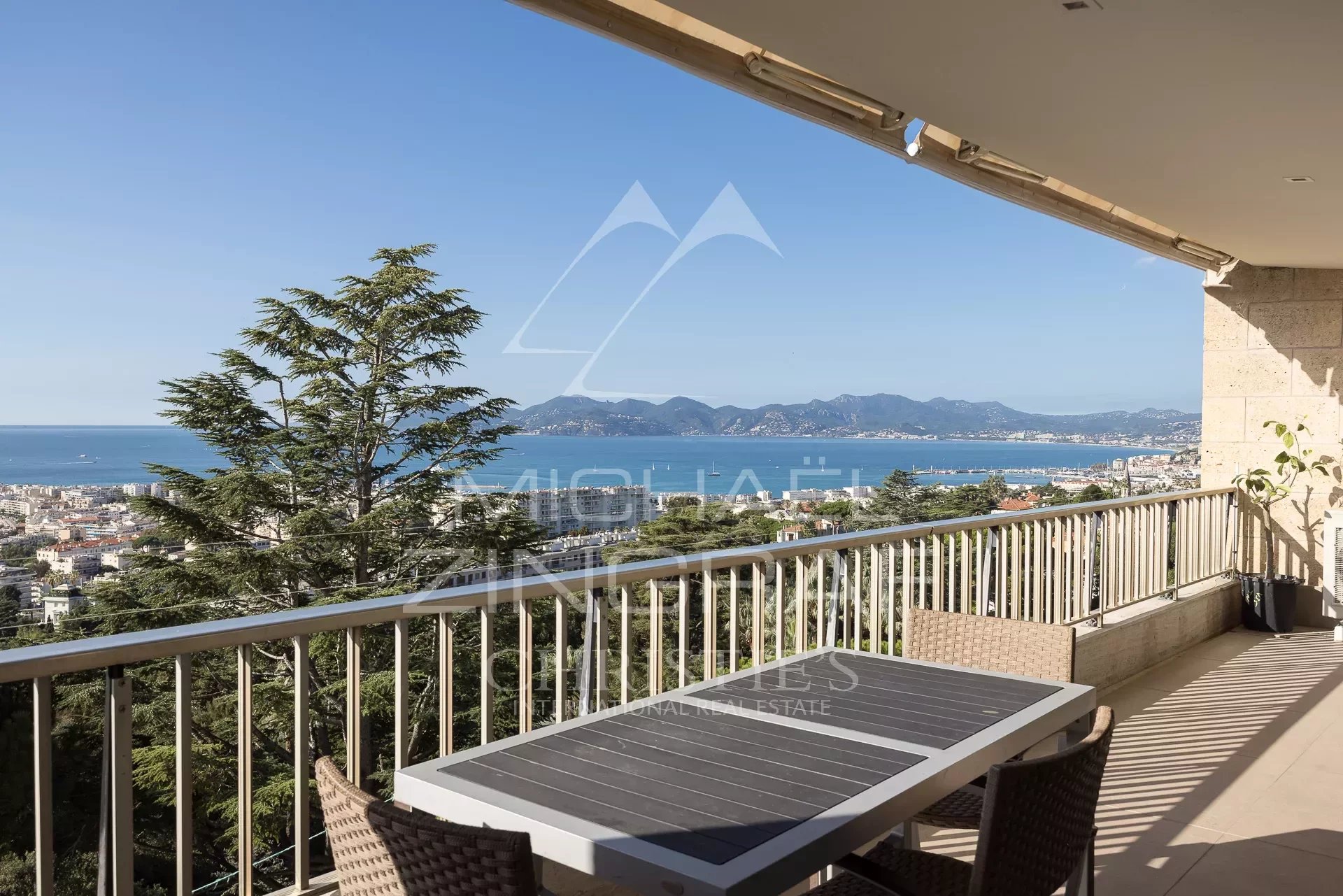 EXCLUSIVITE: Superbe appartement contemporain à la vue mer