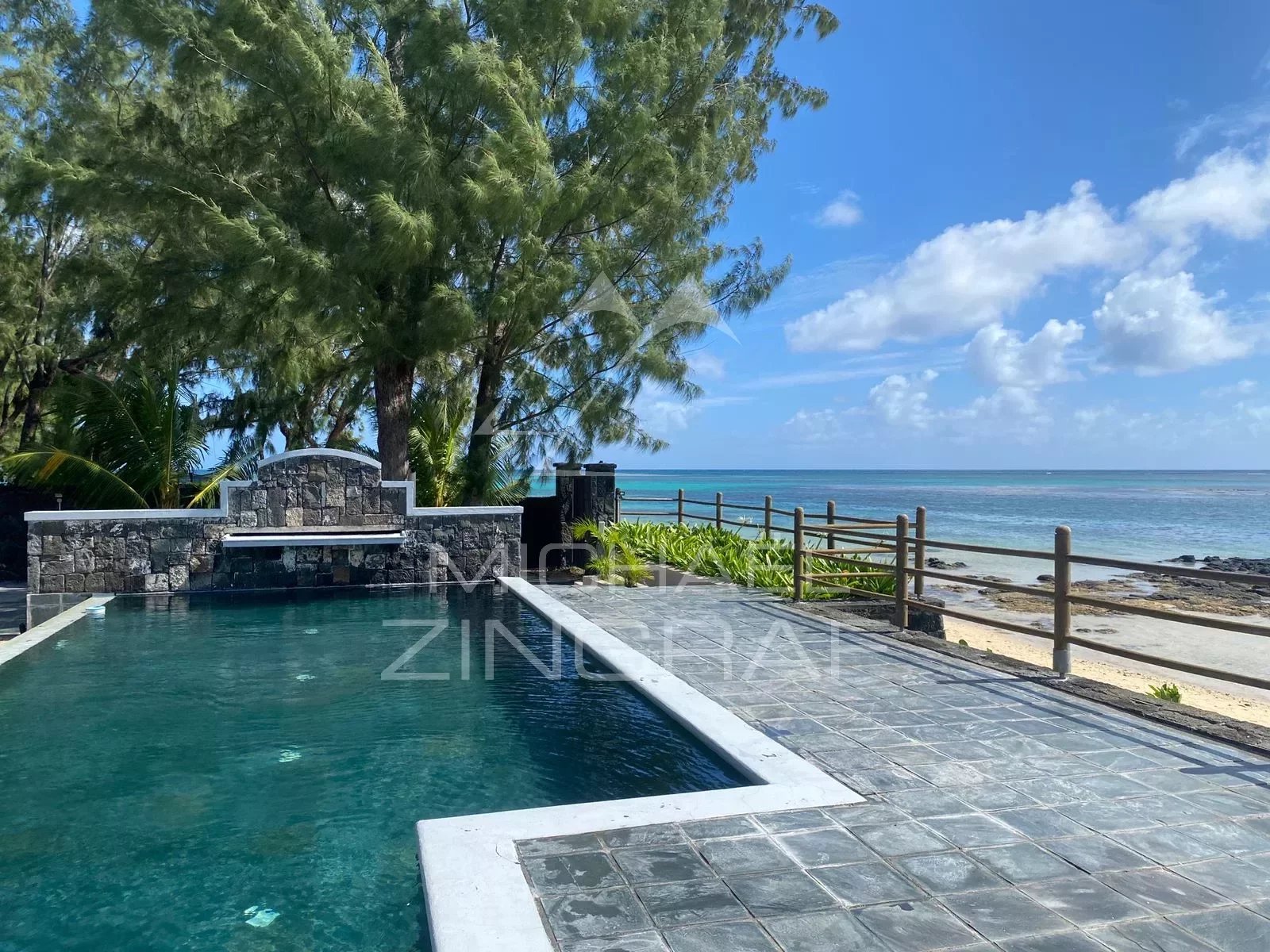 Duplex mit Meerblick - Füße im Wasser