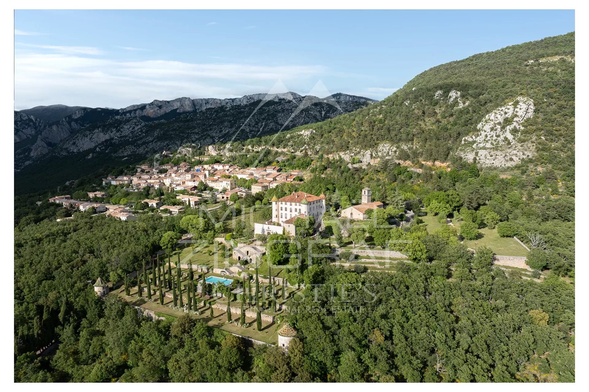 Aiguines - Remarkable Estate with Provençal Château