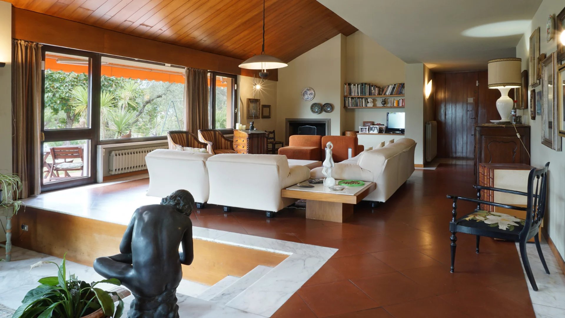 Elégante villa avec piscine, vignoble et grand terrain à une courte distance de la mer