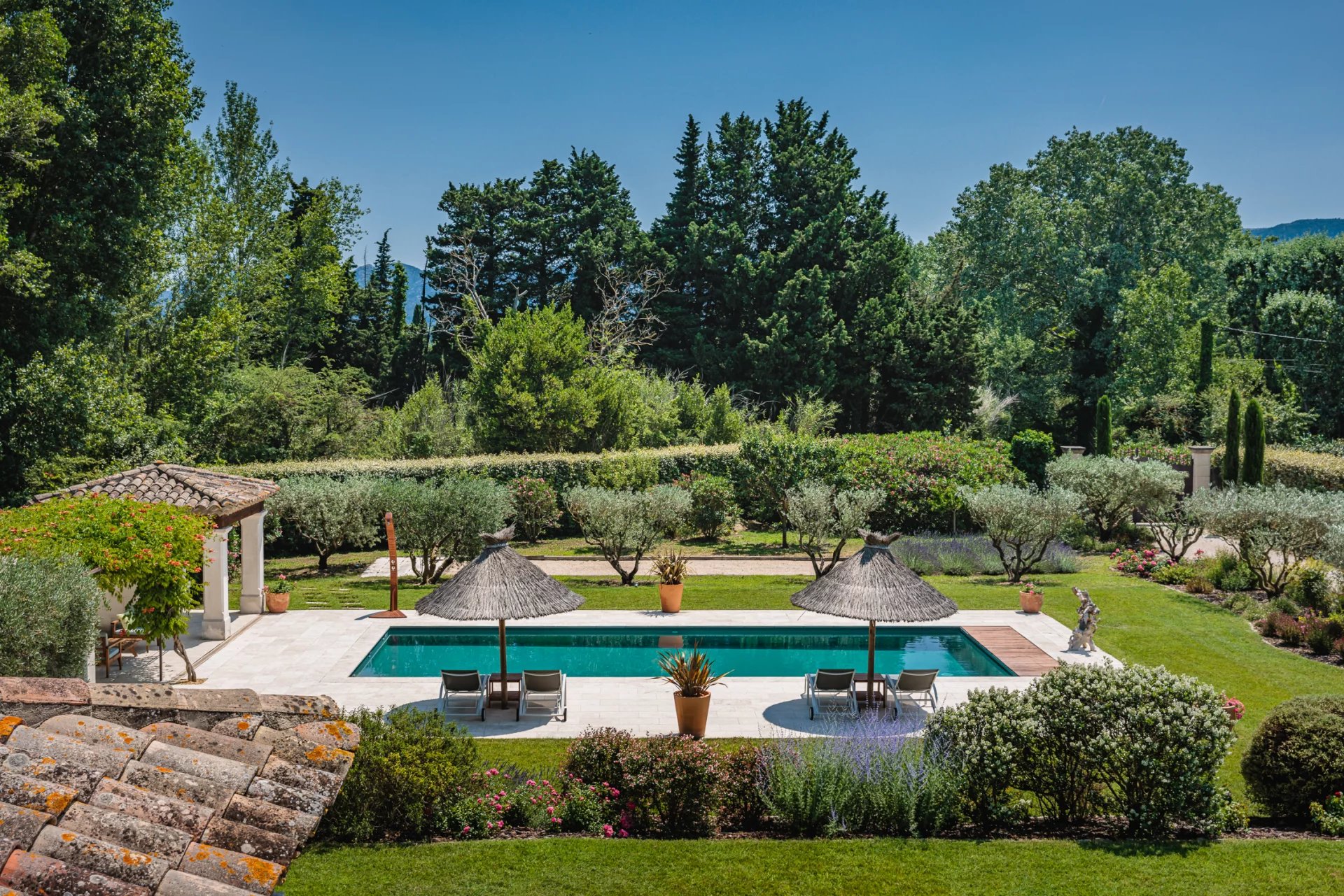 Mas provencal avec jardin paysager et vue sur les Alpilles