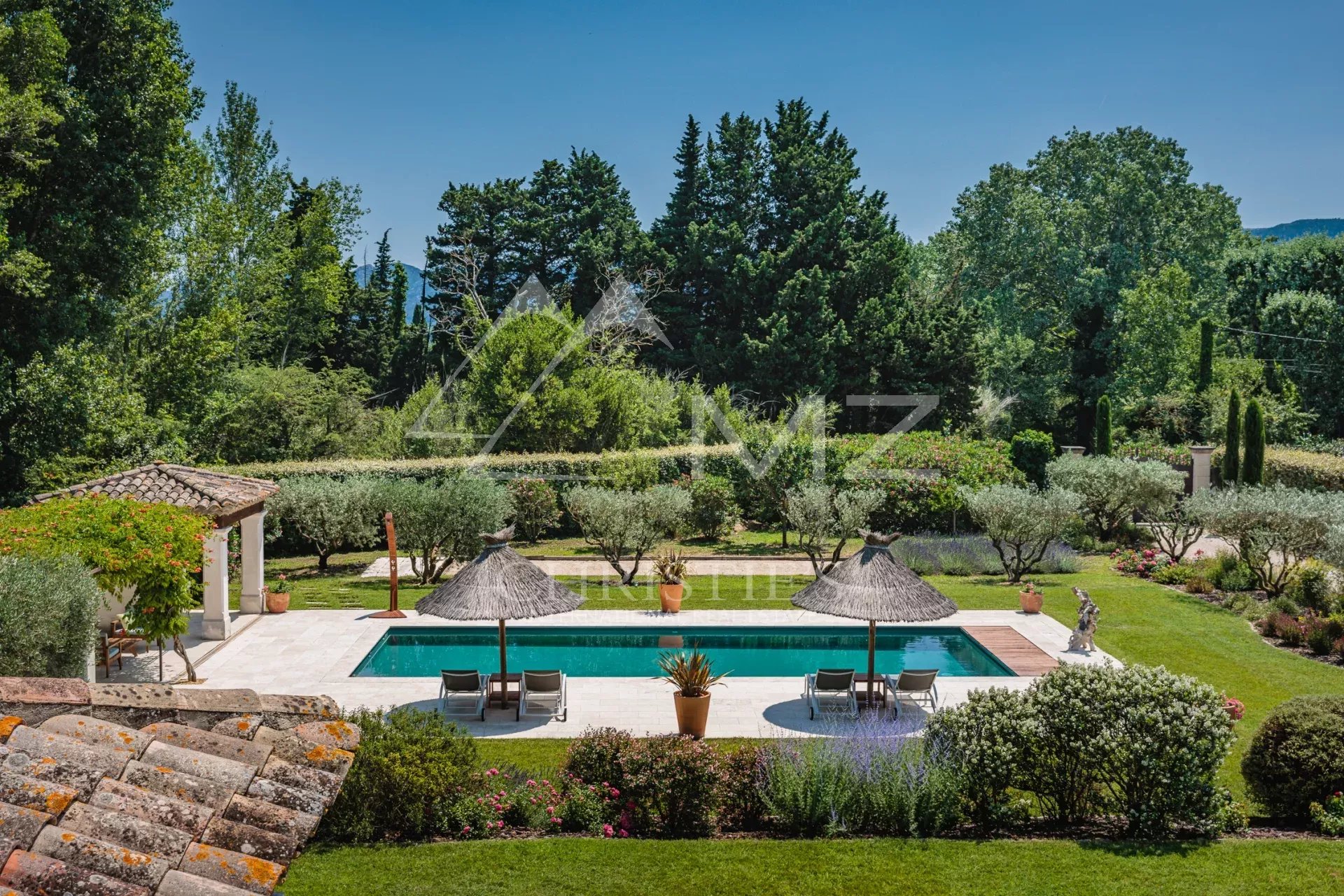 Mas provencal avec jardin paysager et vue sur les Alpilles