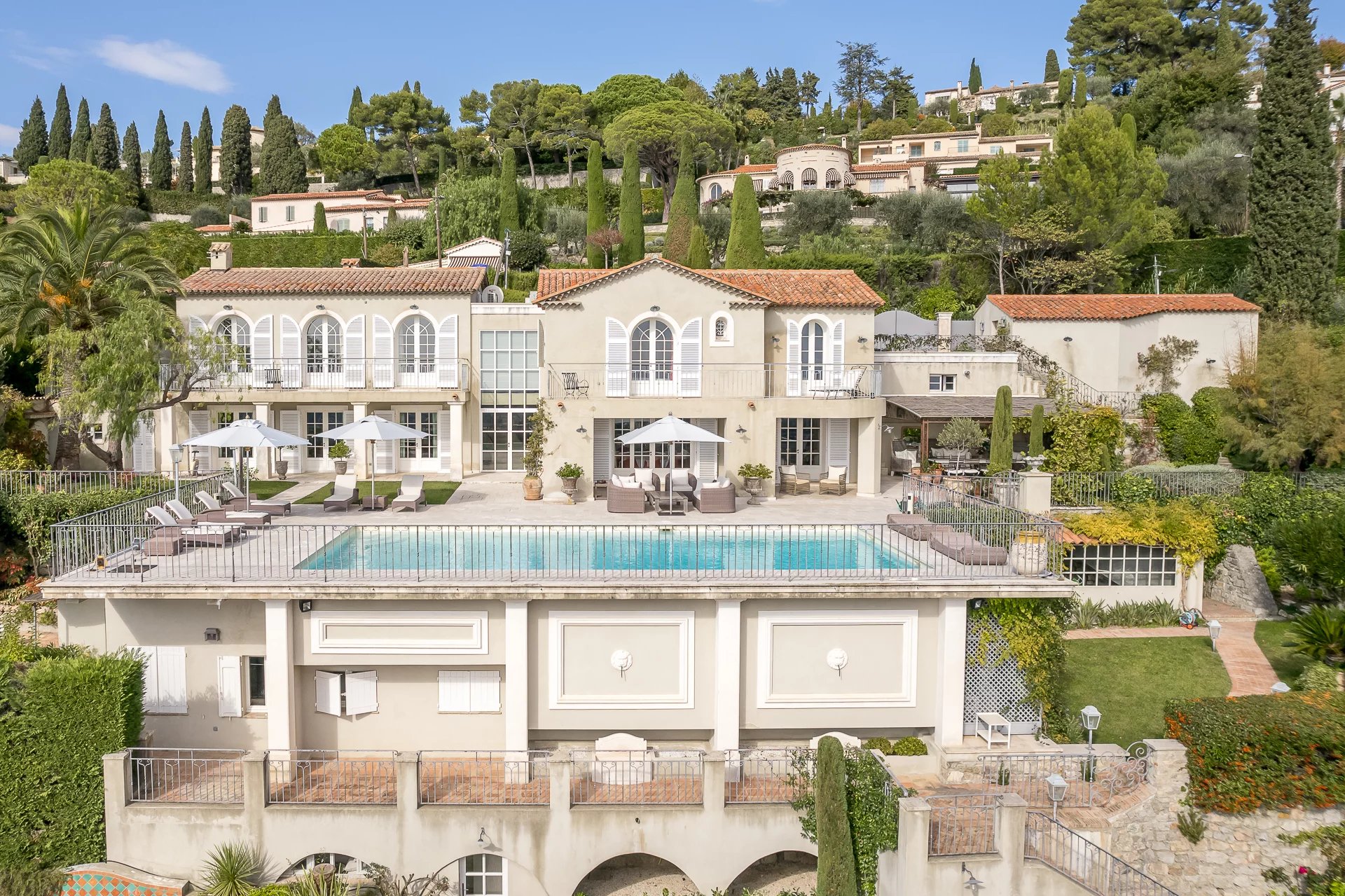 A proximité du vieux village de Mougins, très belle vue mer